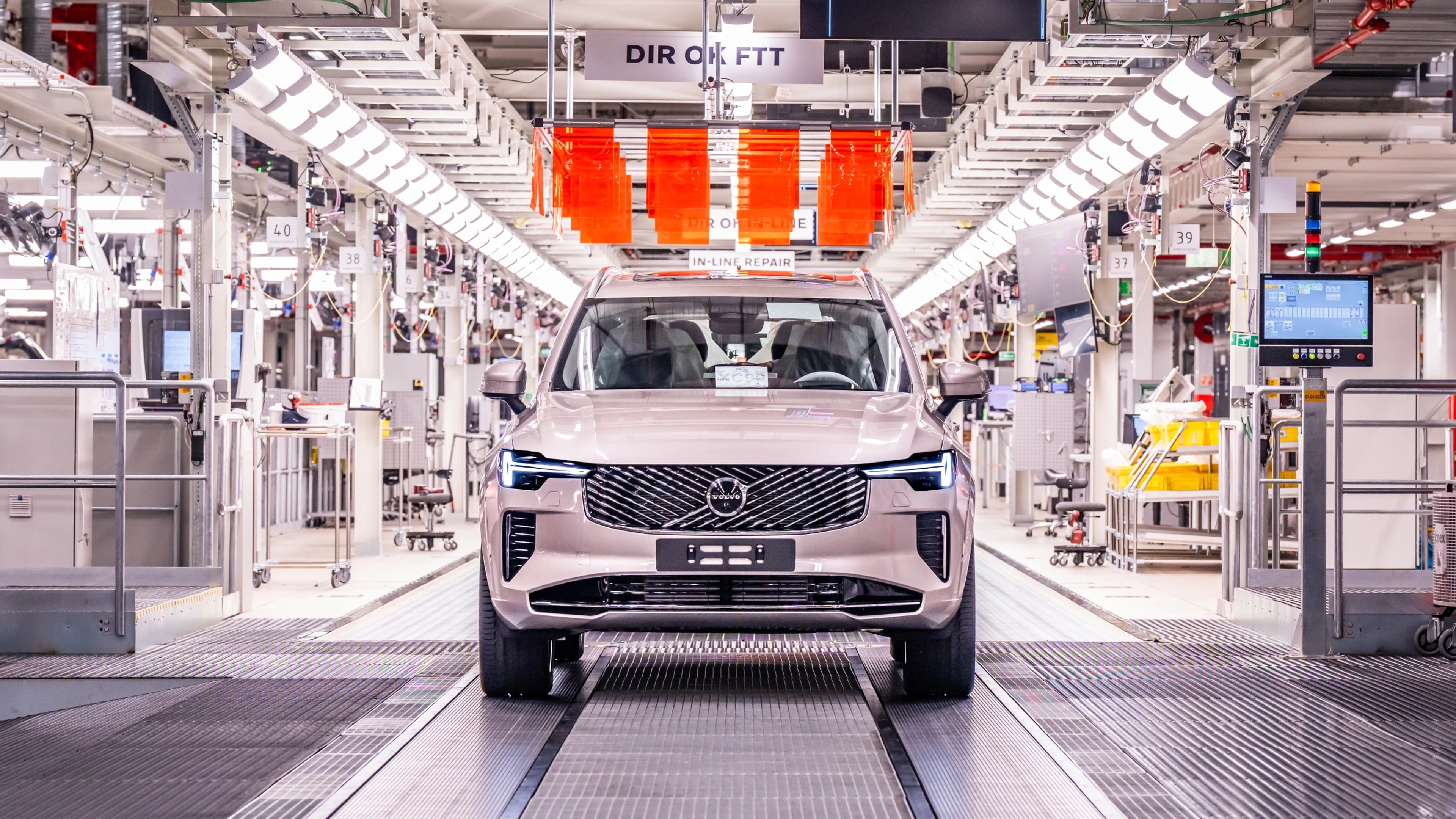 XC90 cinzento de frente, na linha de produção de uma fábrica Volvo