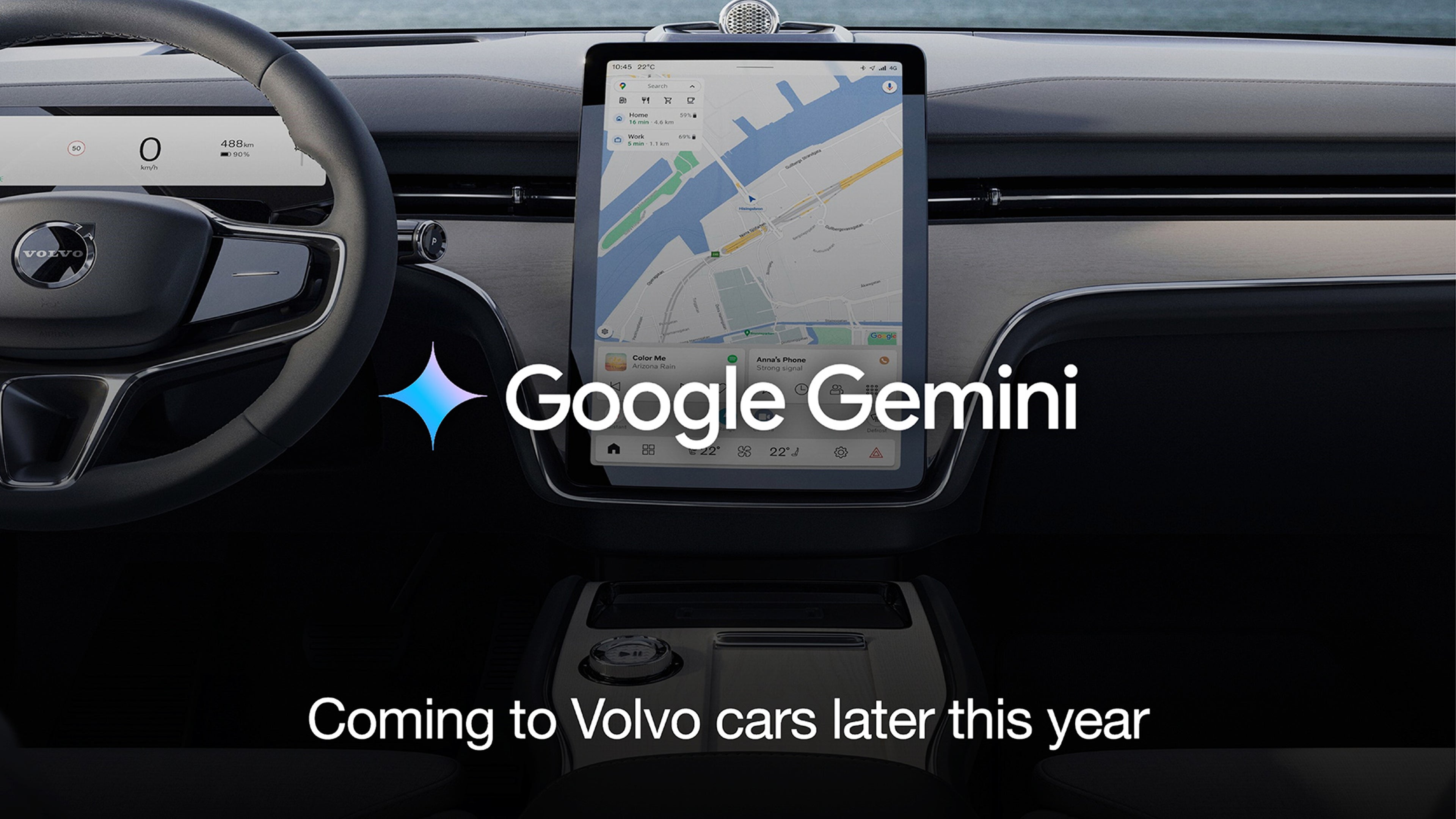Immagine degli interni di una Volvo con Google Gemini AI sullo schermo centrale dell'infotainment, che mostra la navigazione avanzata e l'integrazione di Smart Assistant.