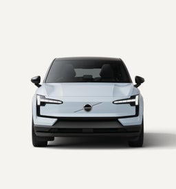صورة من الأمام لـVolvo EX30 الرياضية متعددة الاستخدامات الكهربائية بالكامل في بيئة استوديو بيضاء.