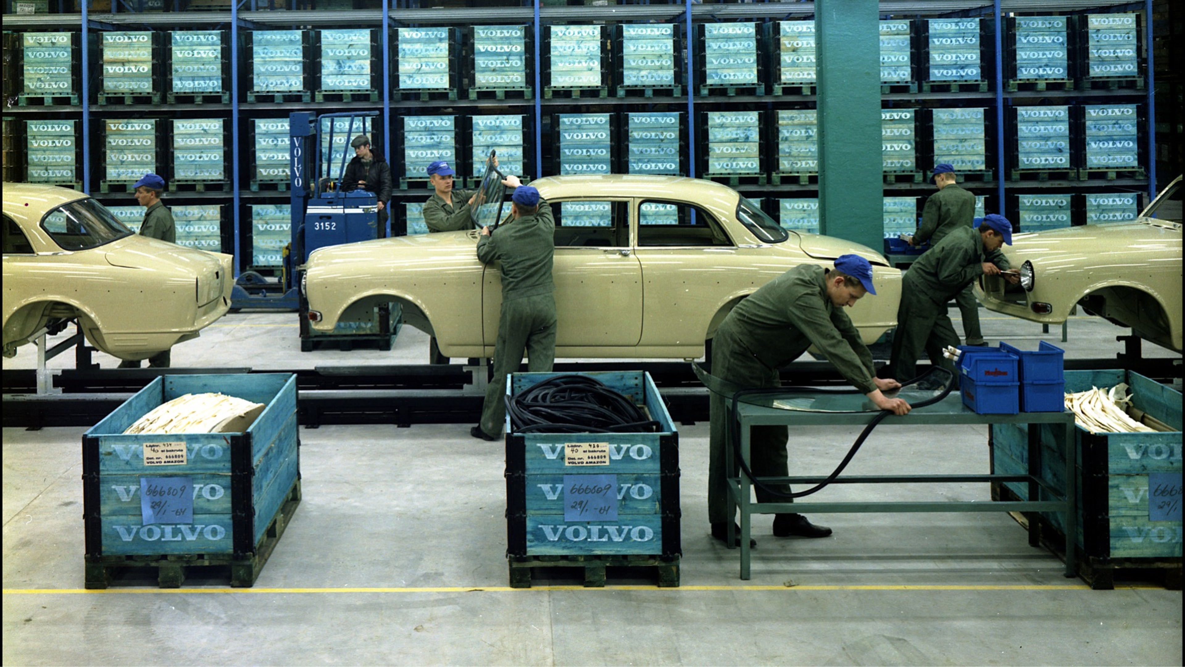 Volvo 1800 S en cours d’assemblage à l’usine de Torslanda en 1964.