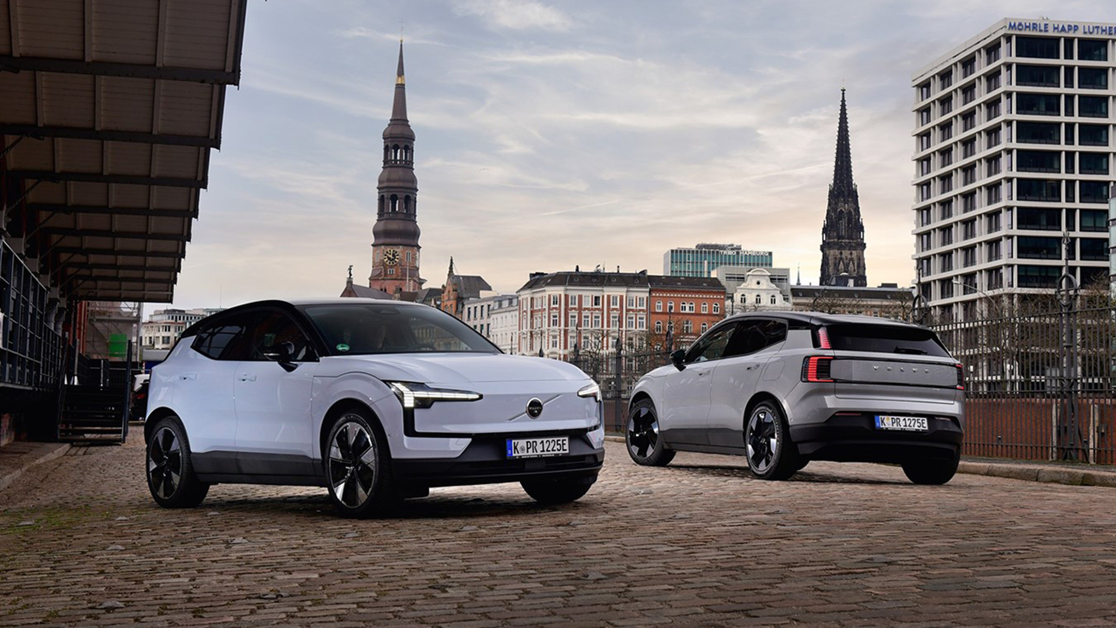 Zwei Volvo EX30 bei den Wintertestfahrten in Hamburg.