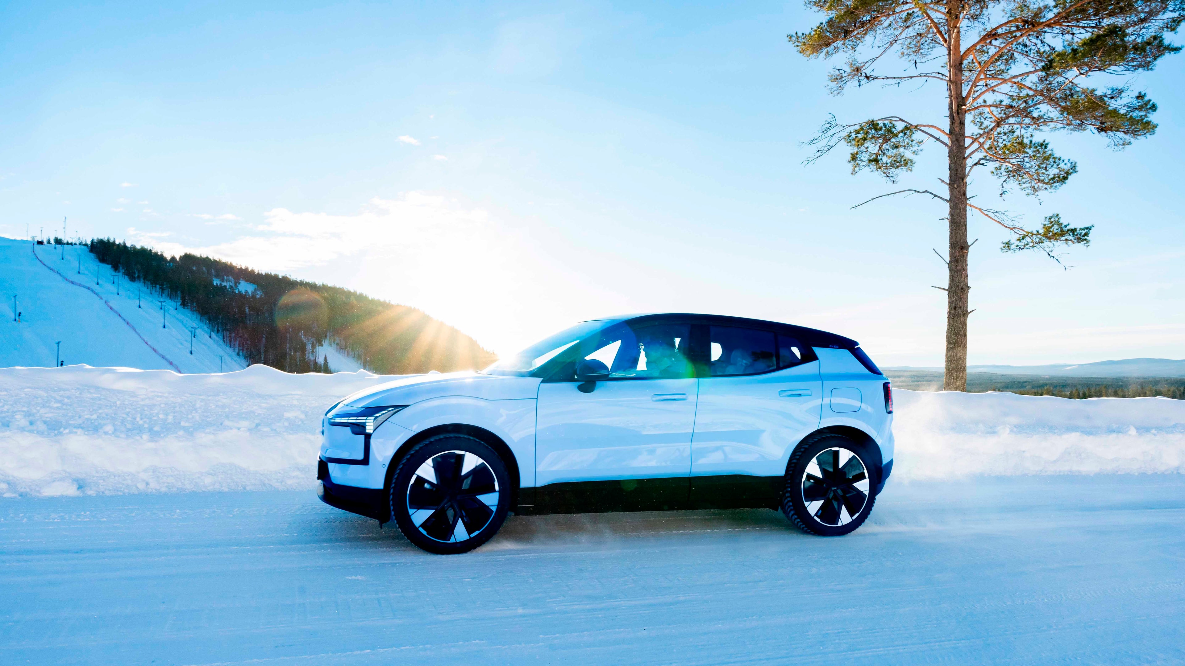 Volvo EX30 vista lateral color blanco