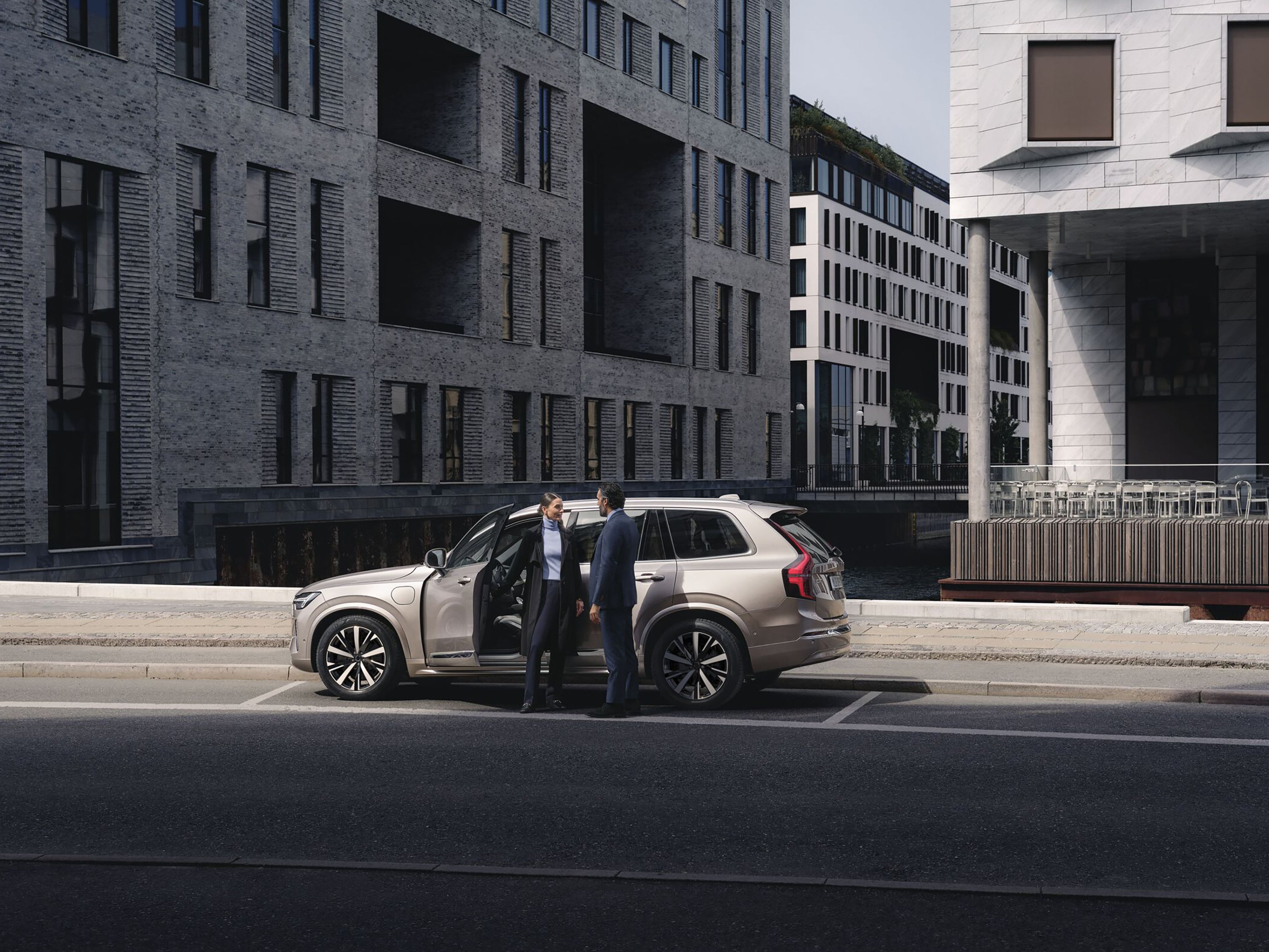 muž so ženou stoja pri vozidle volvo XC90