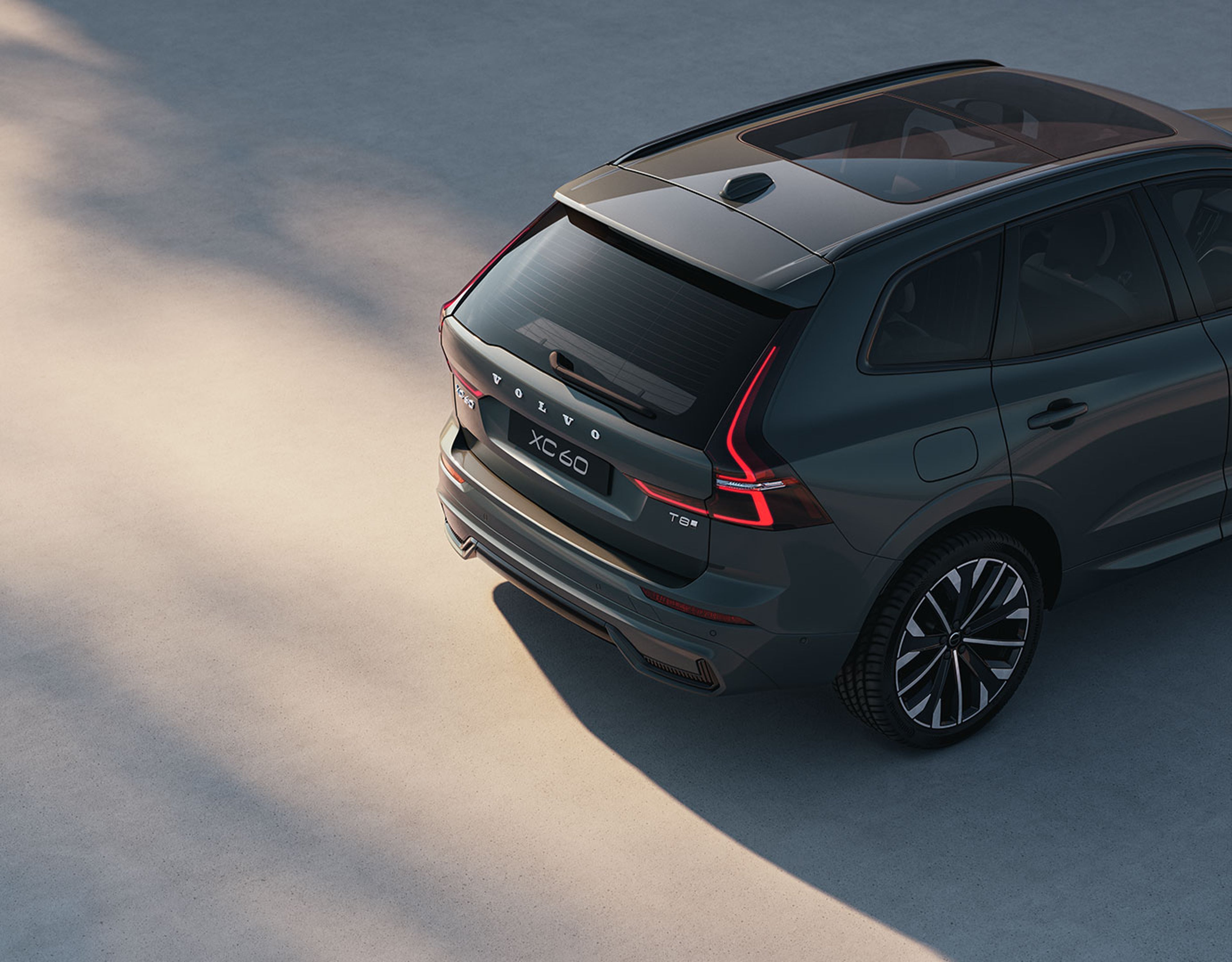 Volvo XC60 Vert Sequoia dans un milieu urbain vu de trois-quarts arrière