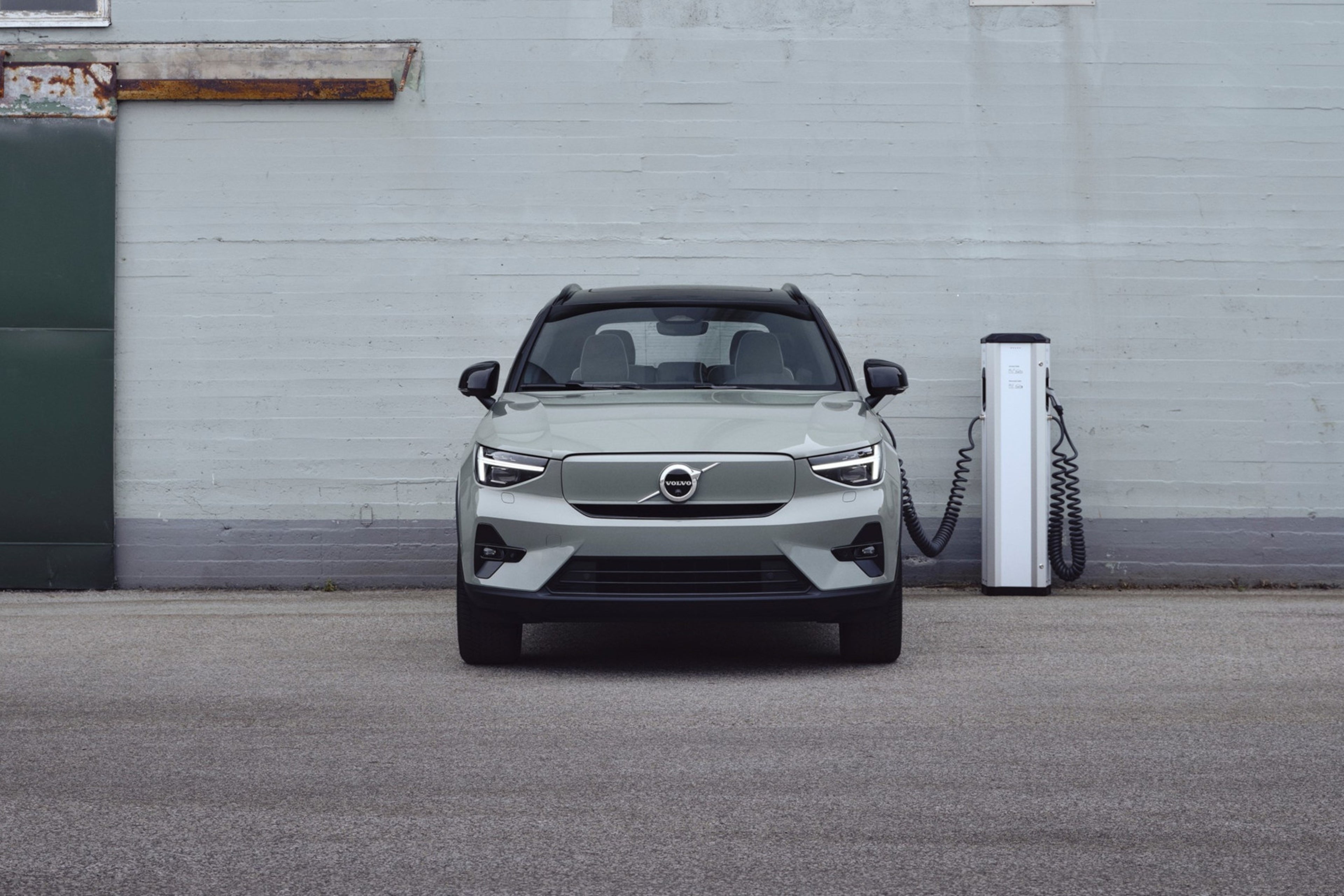 Volvo XC40 lädt an einer Ladestation