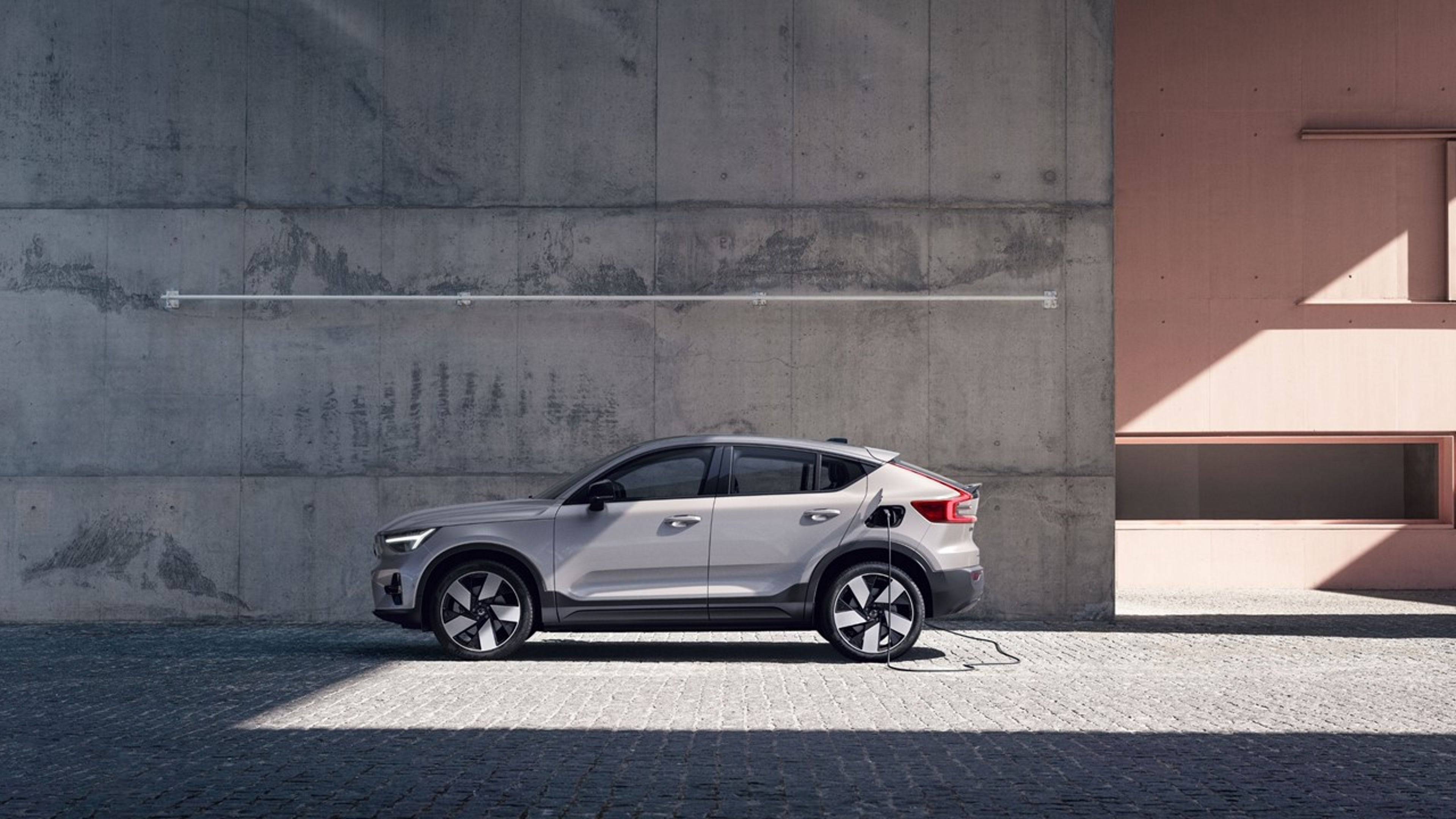 Volvo_XC40_PHEV_electric car