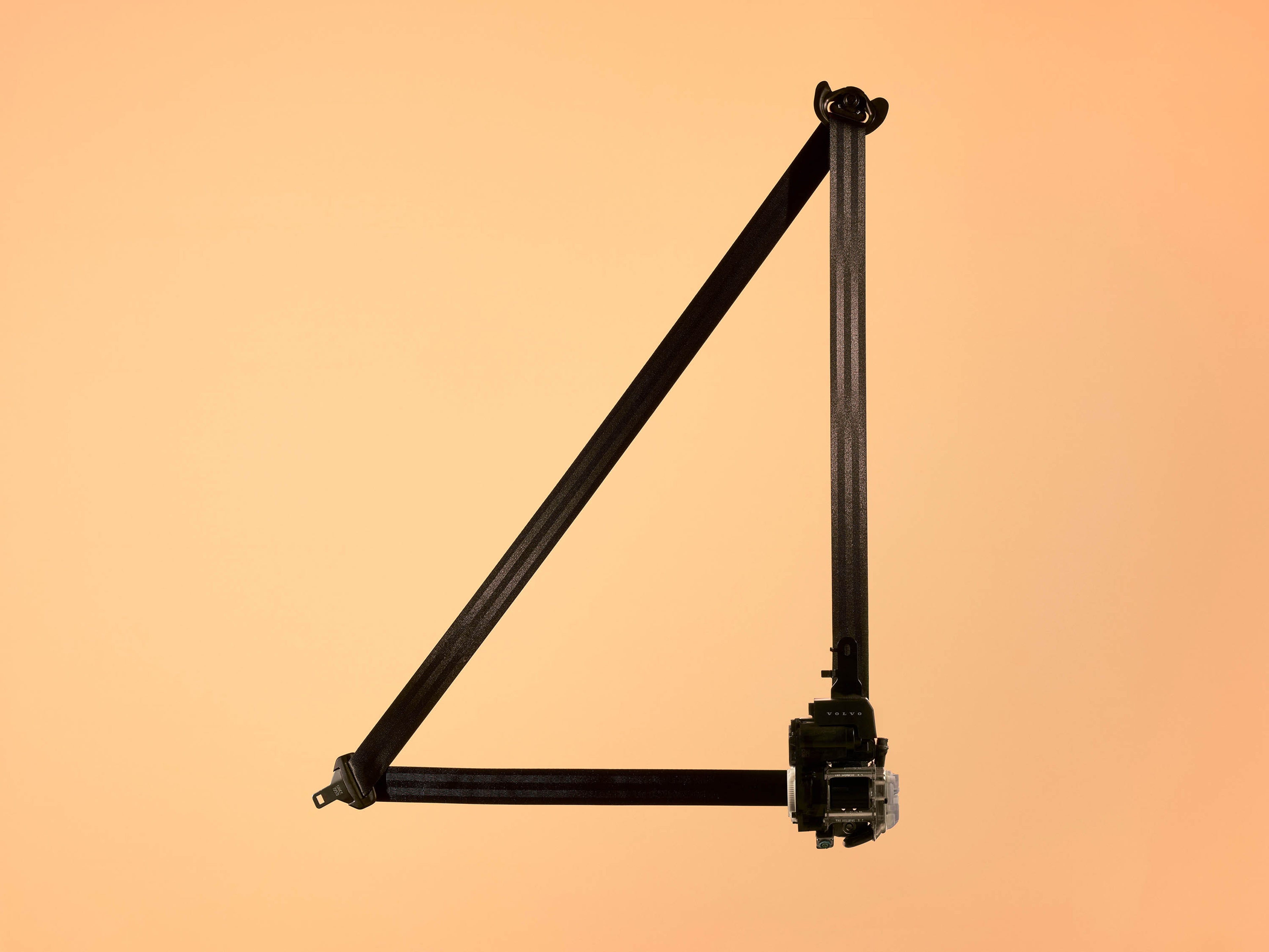 Pirmasis pasaulyje „Volvo“ adaptyvusis saugos diržas.