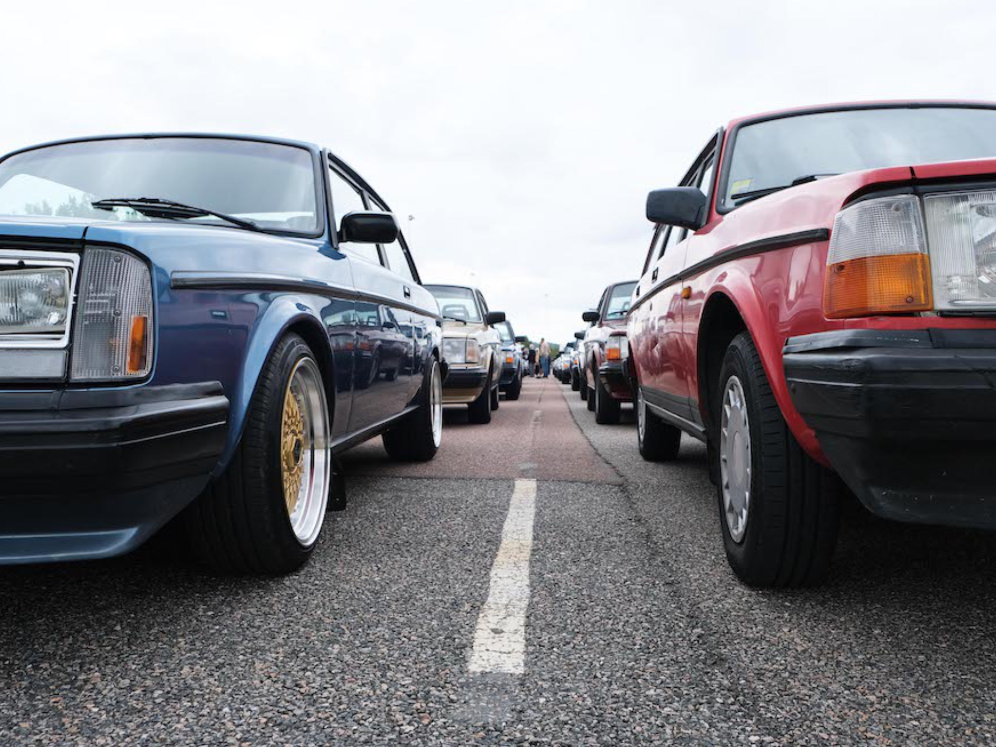 Gros plan frontal sur plusieurs modèles de Volvo 240.