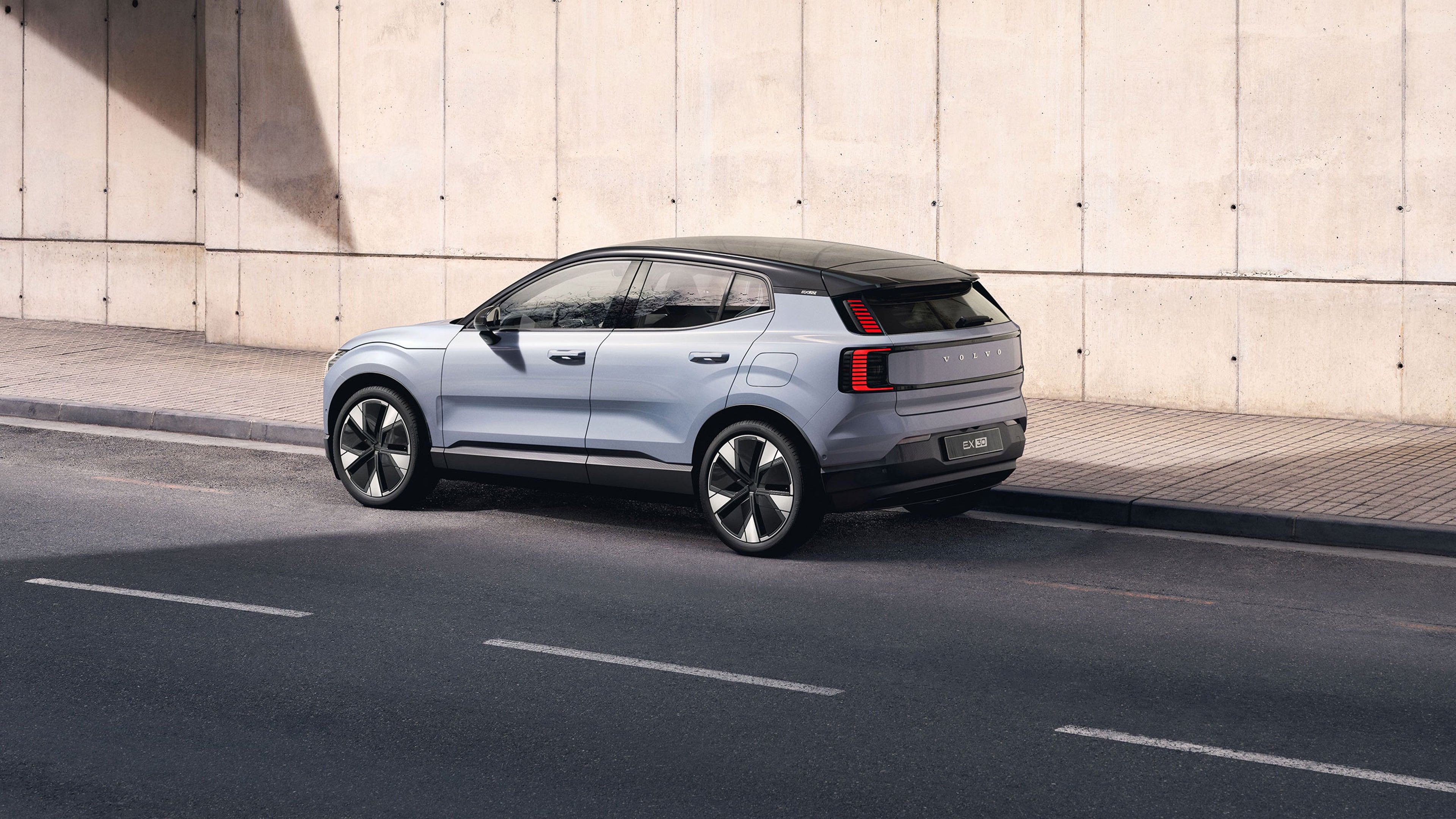 Volvo EX30 de profil sur route