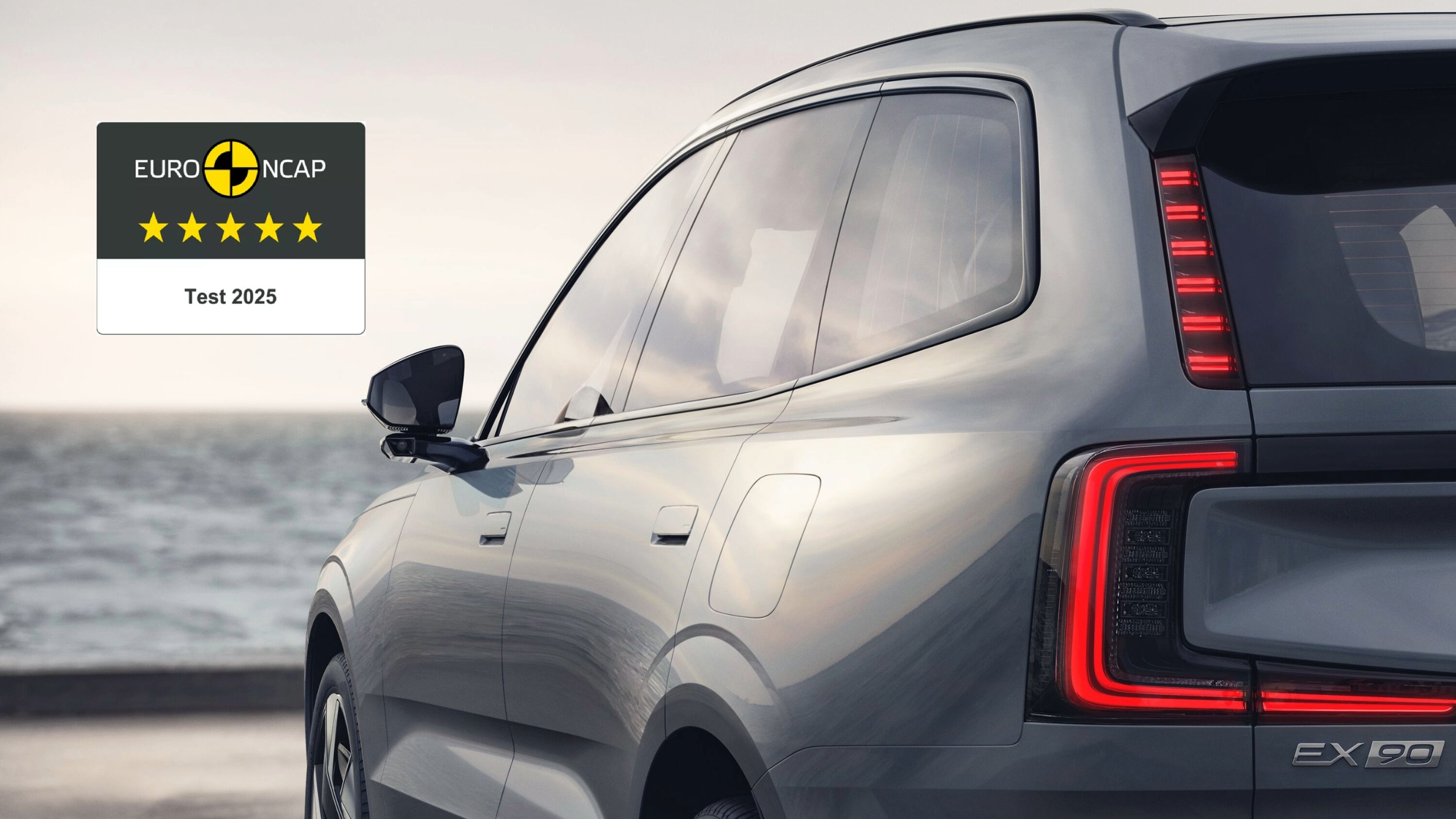 Traseira do EX90 com vista para a praia com o selo da NCAP