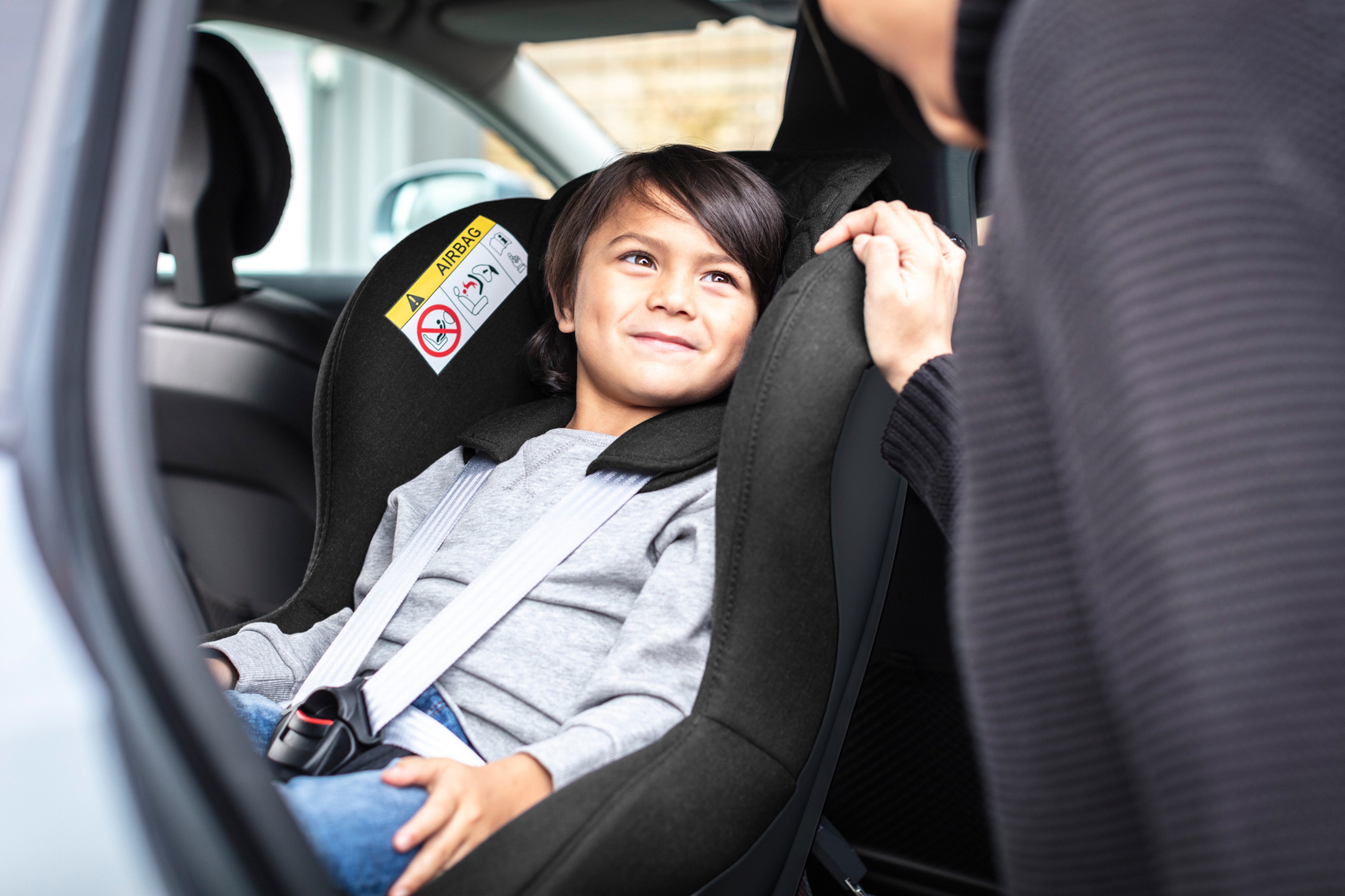 Enfant assis dans un siège enfant Volvo