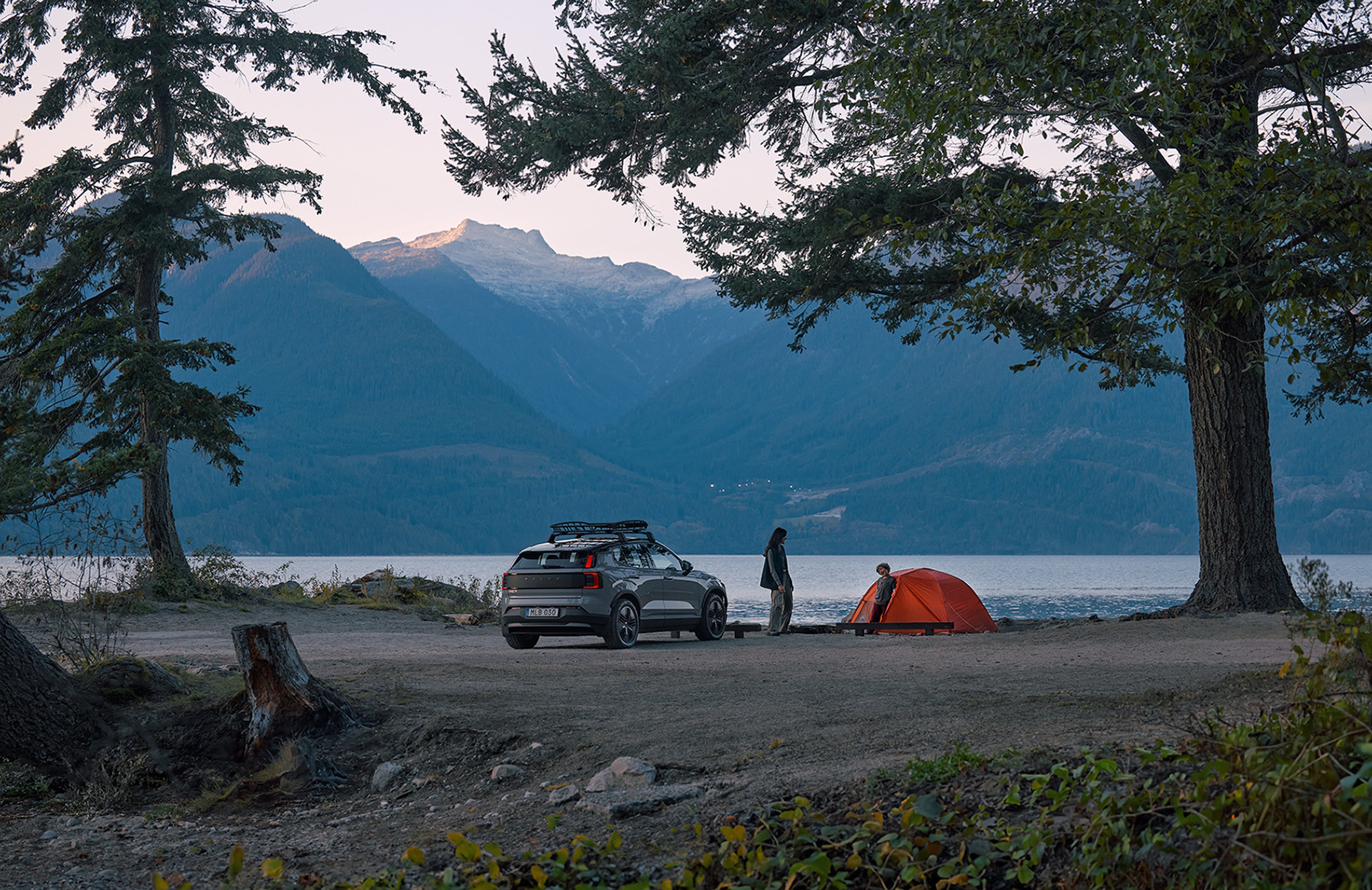 Volvo EX30 Cross Country во Vapour Grey боја, опремен со додатоци за надворешна употреба, подготвен за кампување.