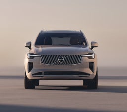 A Volvo XC90 elölnézete, kiemelve az első hűtőrácsot és a LED-es fényszórókat.