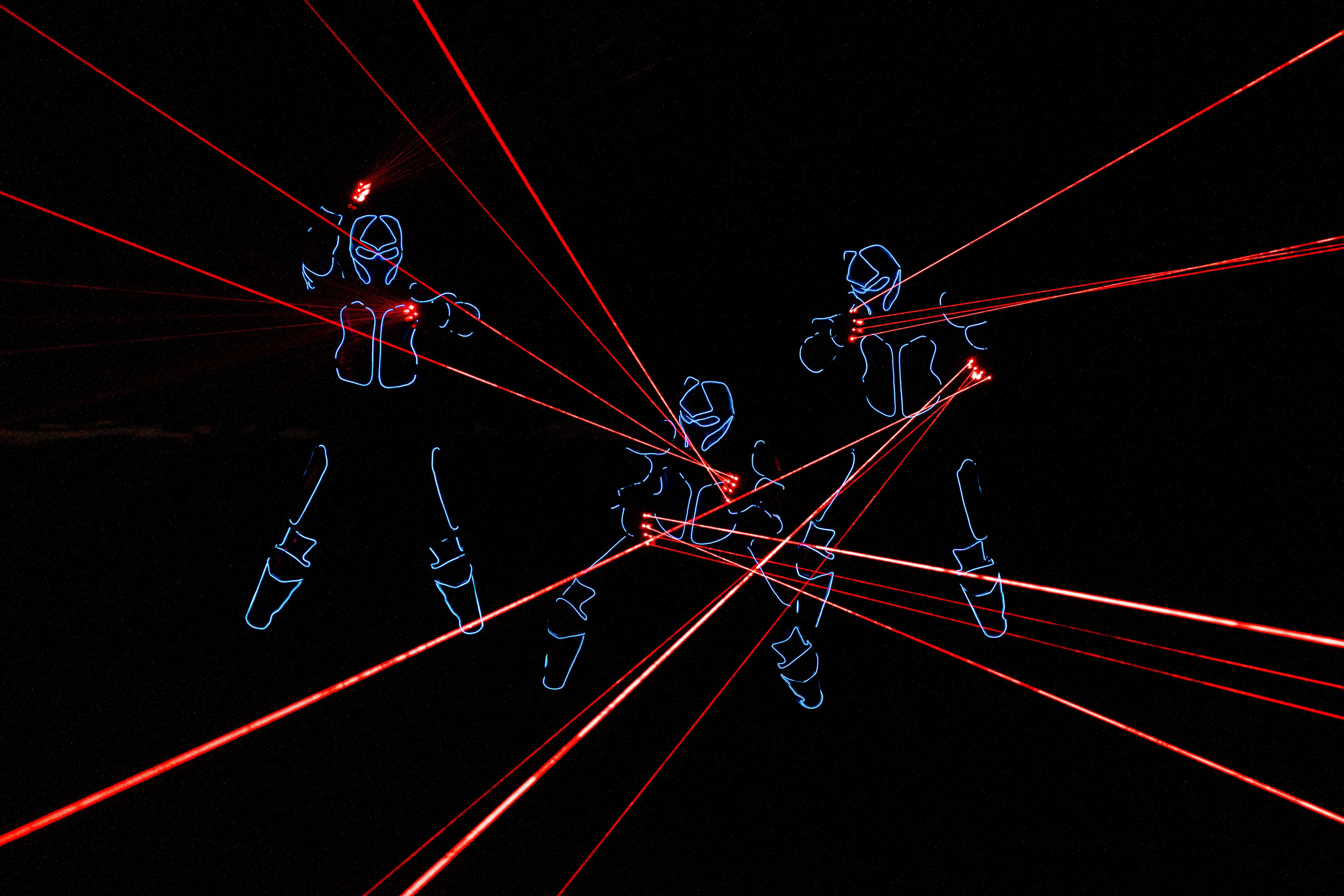 يظهر ضوء الليزر الأداء خلال عرض Volvo EVS38، مما يرمز إلى التحوّل الكهربائي