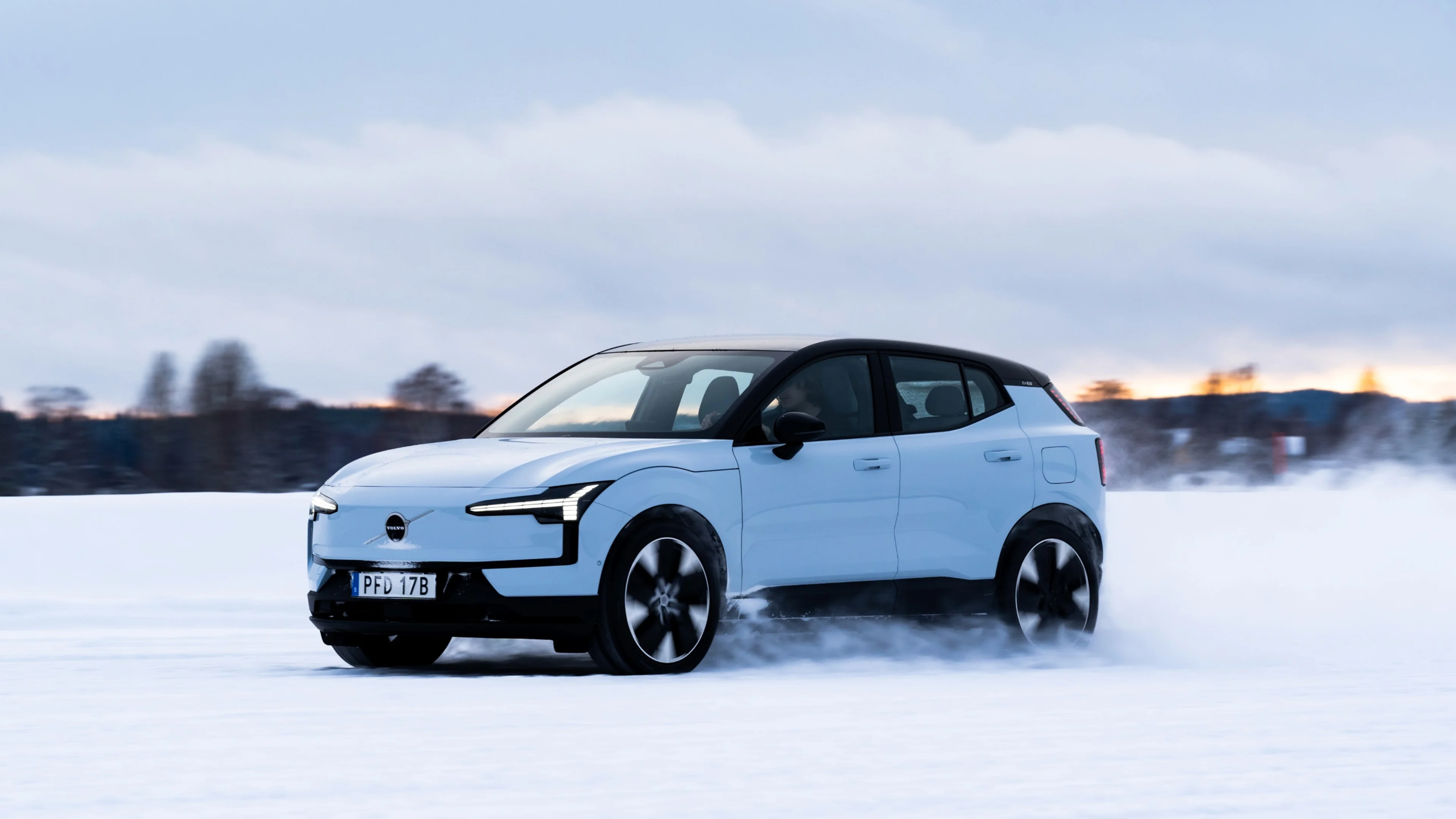 EX30 claud blue numa paisagem com neve