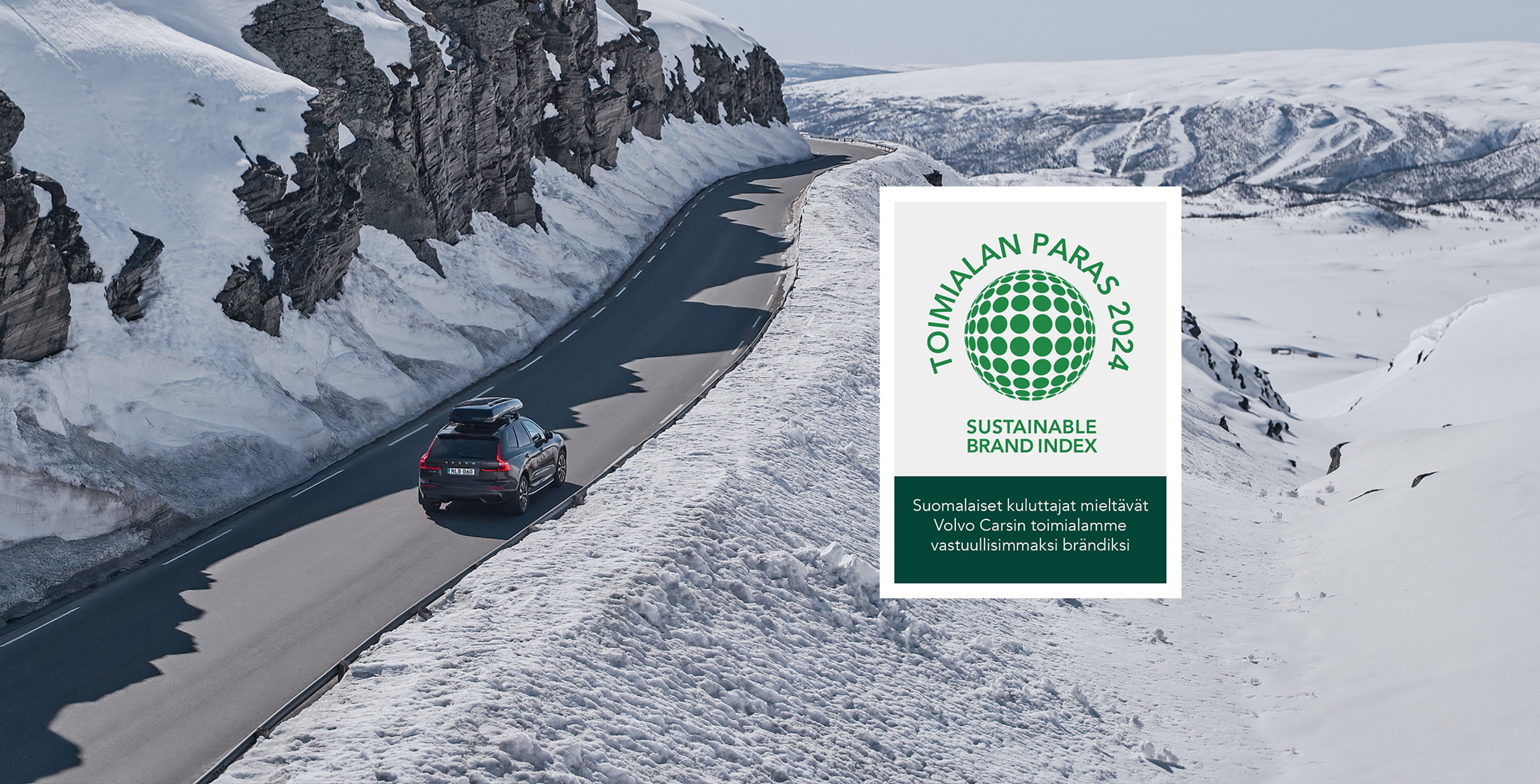 Tumma Volvo katumaasturi ajaa lumisessa vuoristomaisemassa, Toimialan paras 2024 Sustainable brand index logo. Logon alla teksi: Suomalaiset kuluttajat mieltävät Volvo Carsin toimialamme vastuullisimmaksi brändiksi.