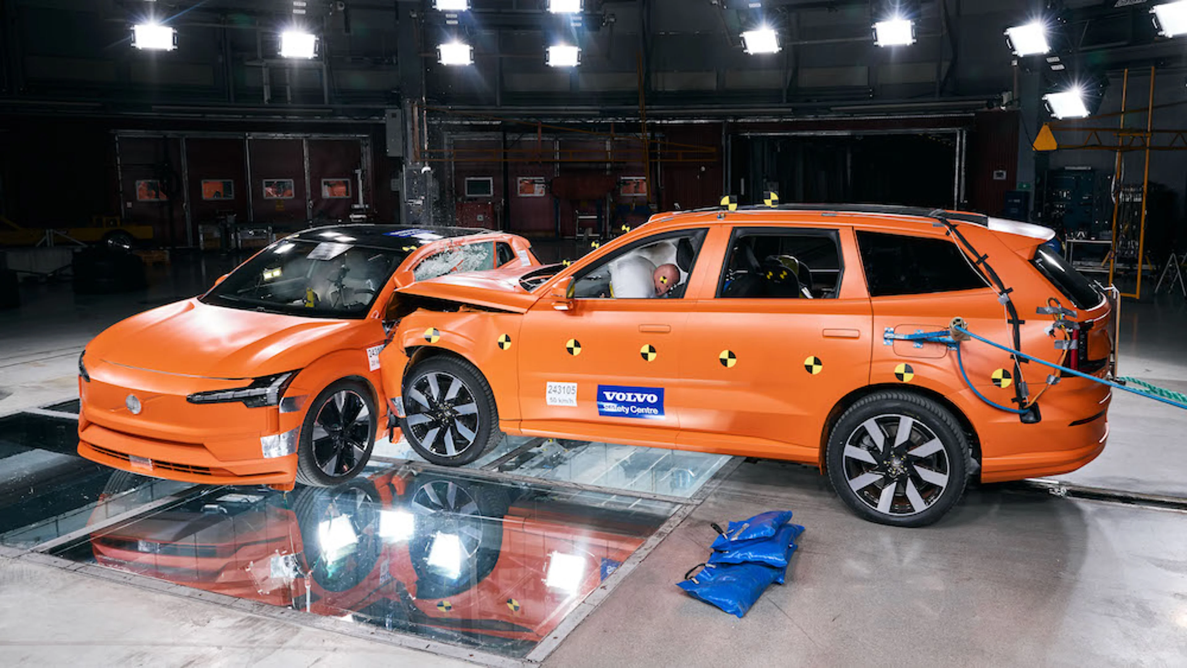Cosa succede se una Volvo EX90 va a scontrarsi con una EX30?
