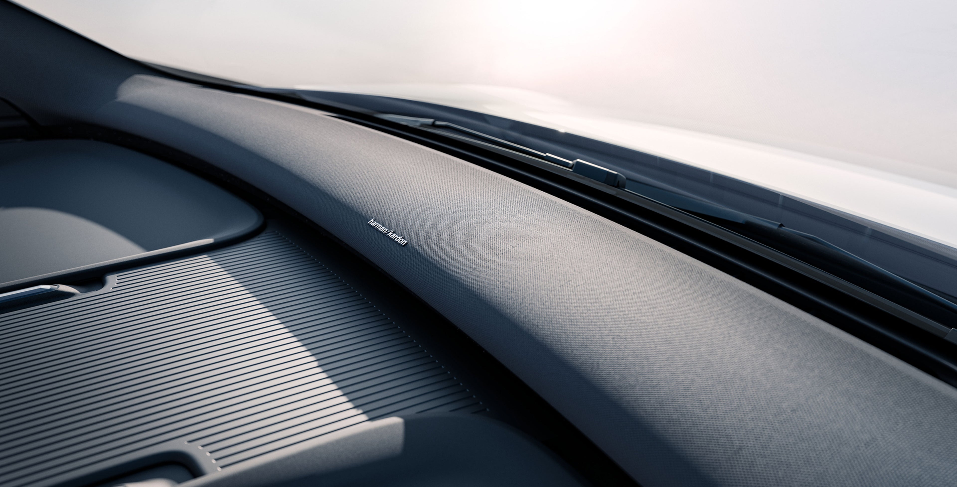 Lähikuva Volvo EX30 auton Harman Kardon soundbar kaiuttimesta.