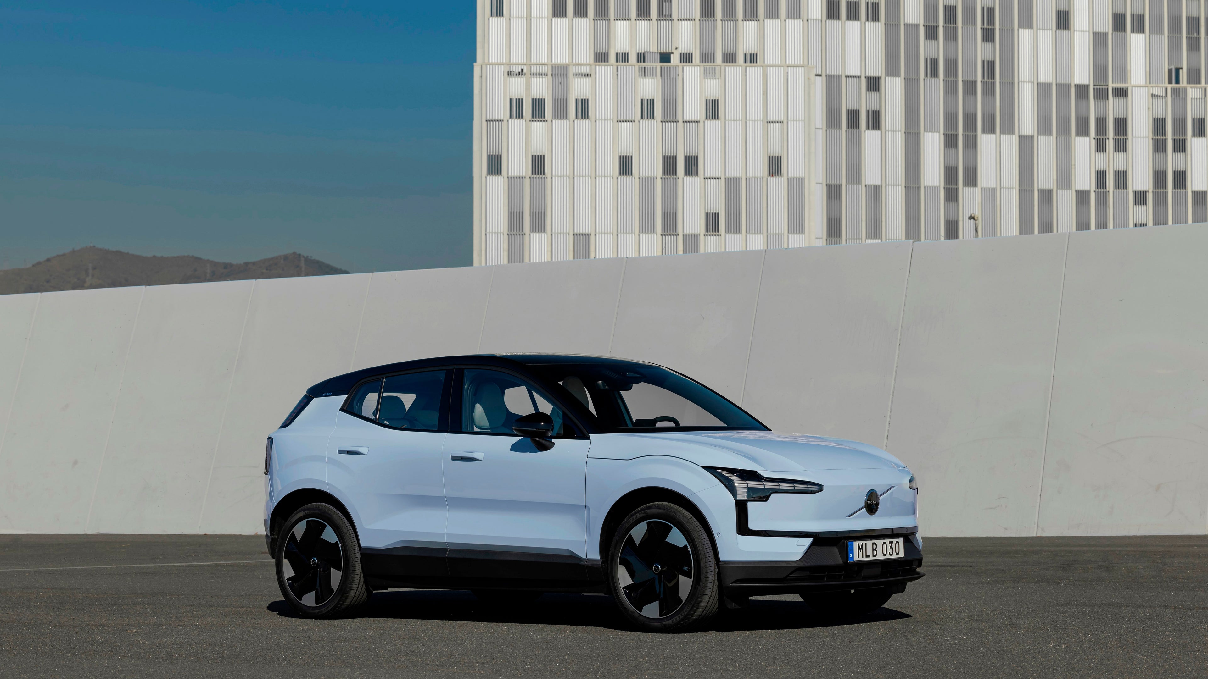 Volvo eléctrico color blanco y techo negro