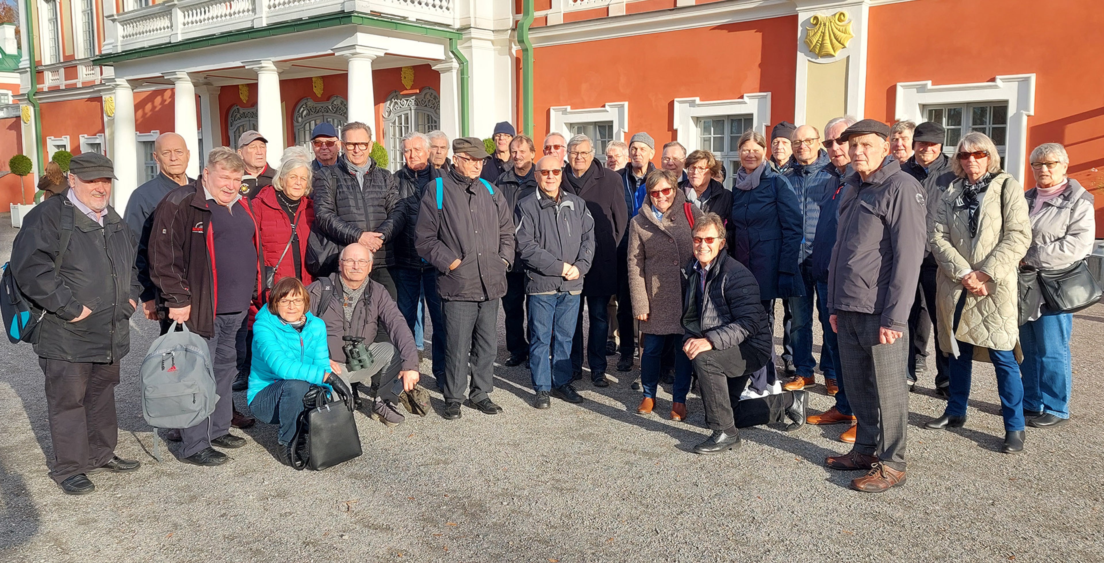 Ryhmäkuva Volvon Varttuneista Tallinnassa.