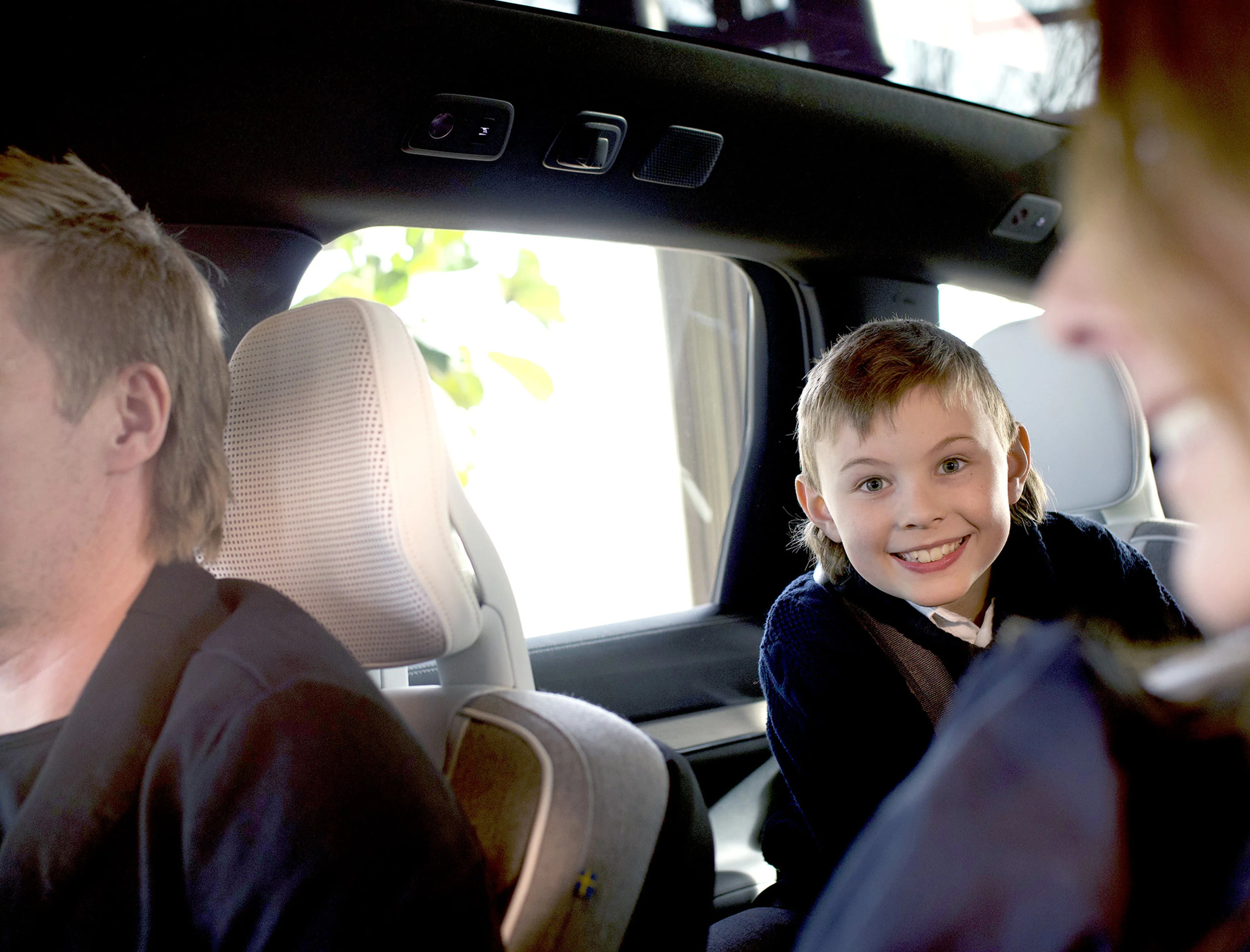 სესილია ბიორკ ბანგ-მელქიორის პორტრეტი, Volvo Cars Sweden-ის უფროსი მენეჯერი, დივანზე ზის.