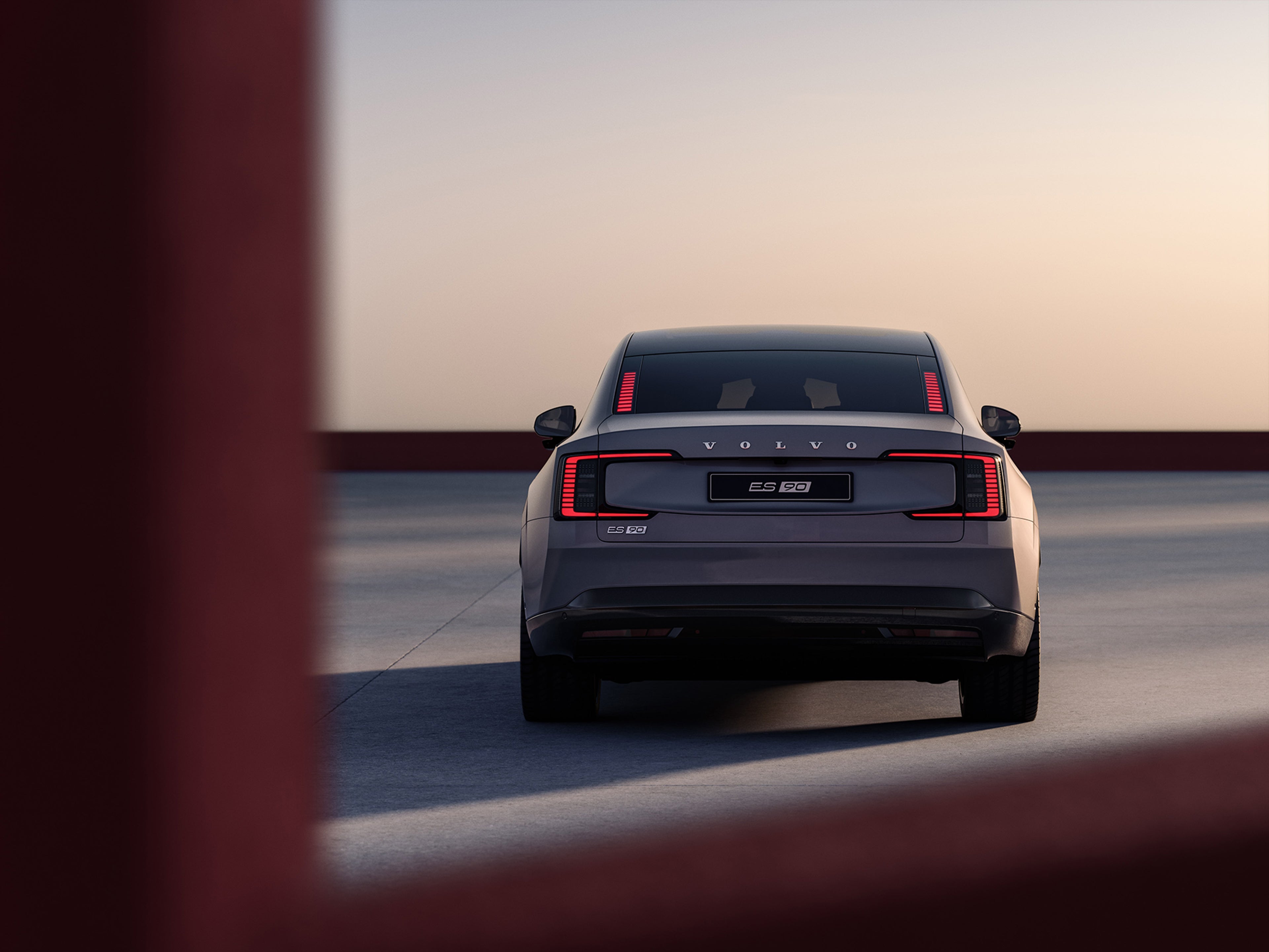 Pysäköidyn täyssähköisen Volvo ES90:n erottuva siluetti takaapäin nähtynä.