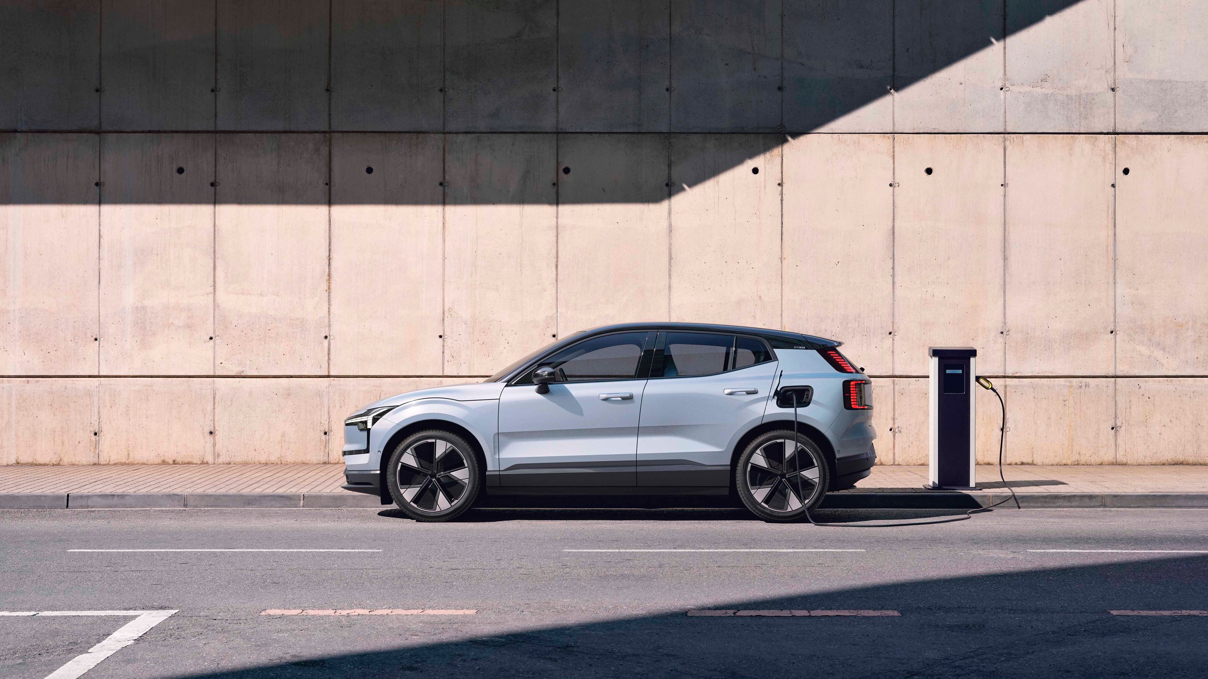 Volvo EX30 vista lateral recargando electricidad