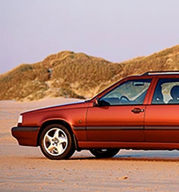 Volvo 850 حمراء مركونة في مناطق مفتوحة