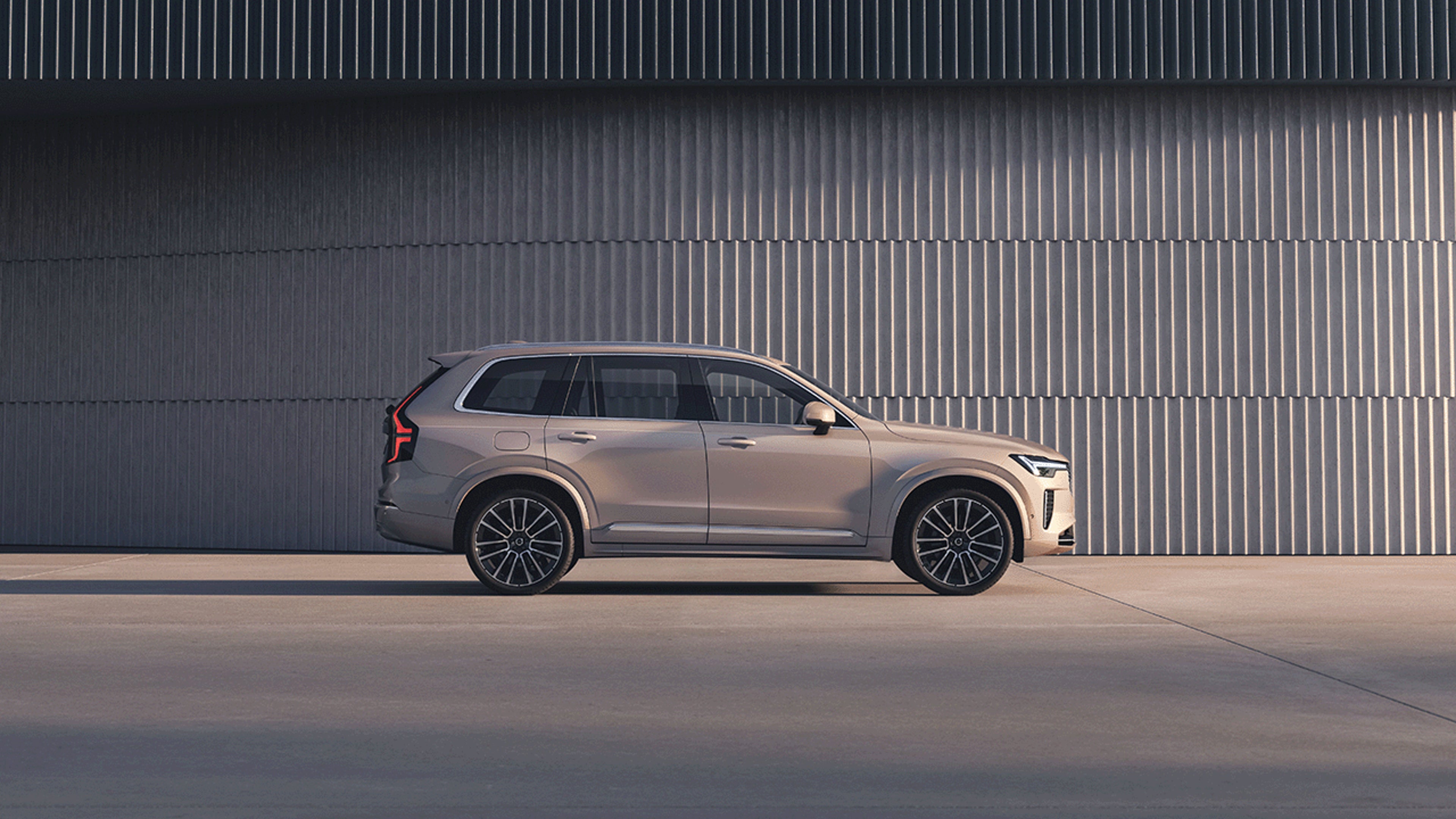 Seitenansicht des Volvo XC90 Plug-in Hybrid.