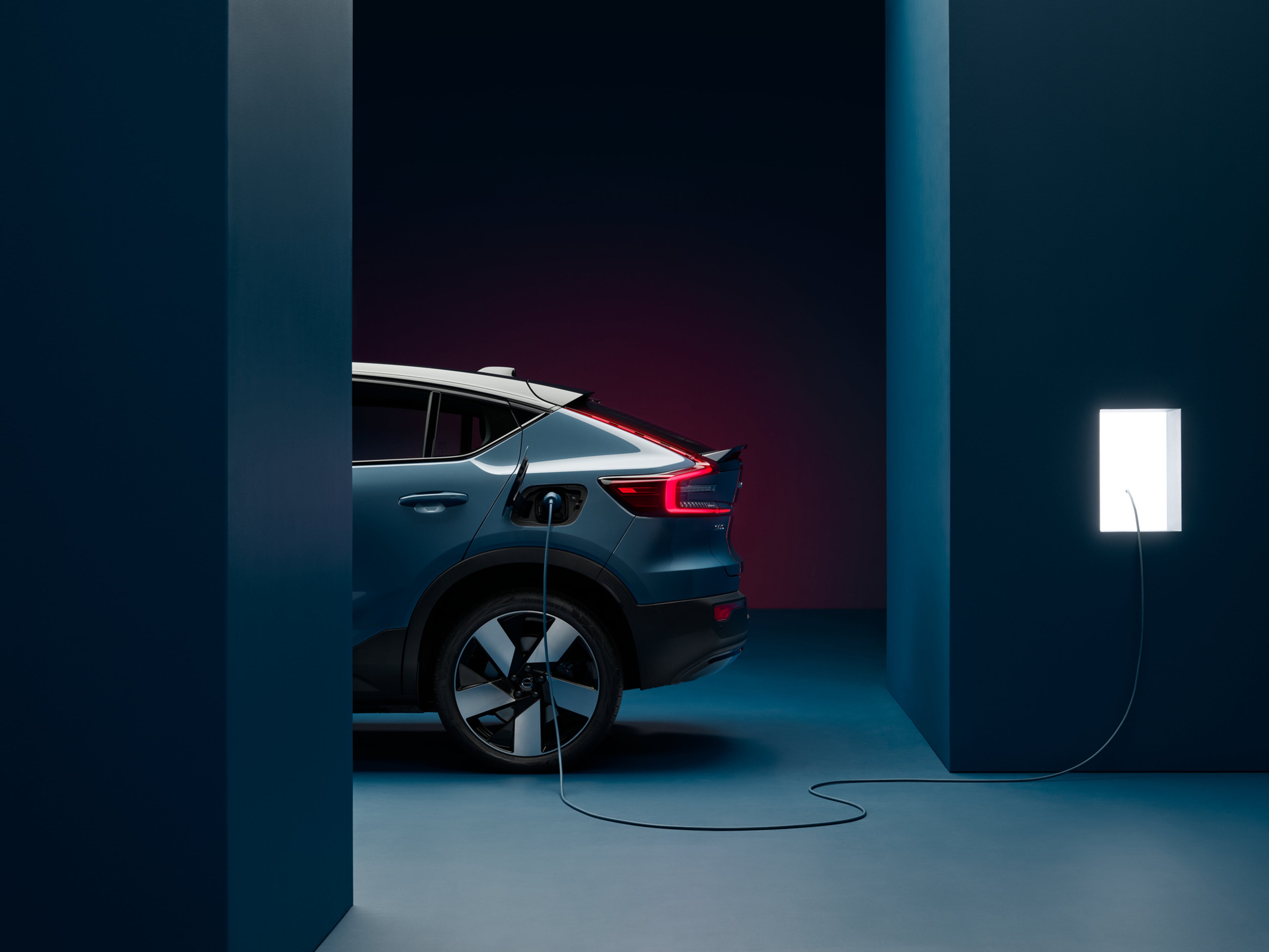 Geheel elektrische Volvo C40 Recharge aangesloten om te worden opgeladen.