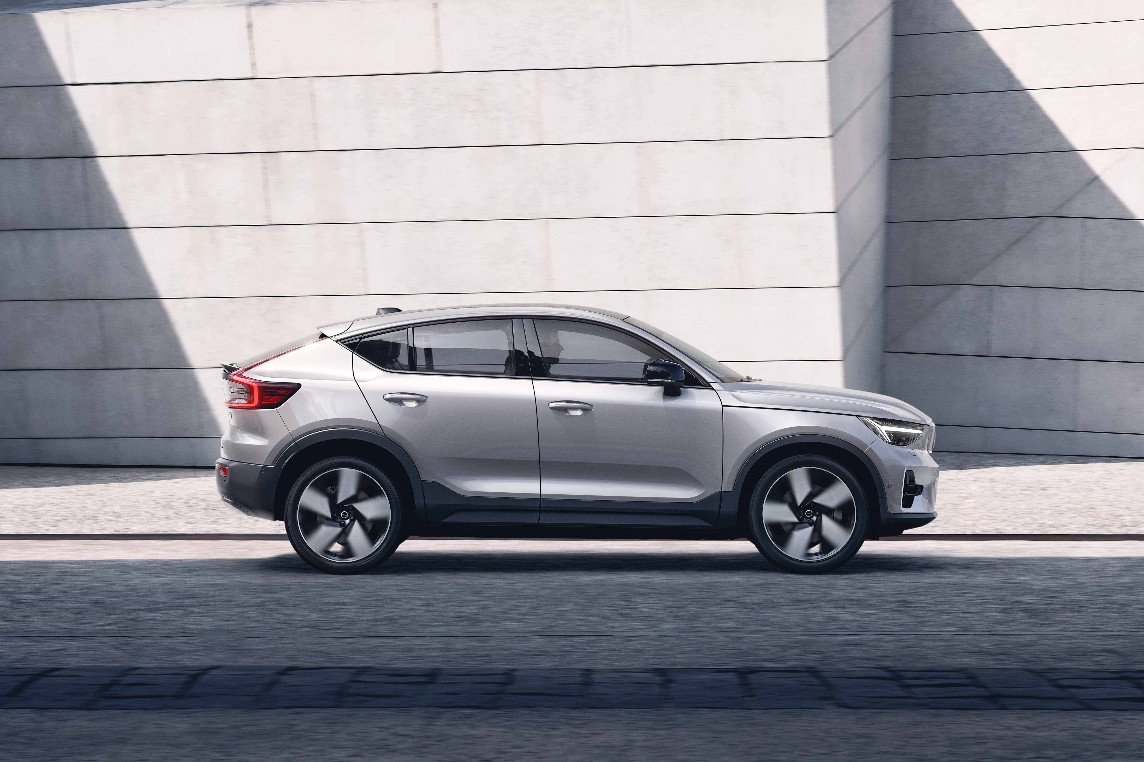 Valkoinen Volvo S90 Volvo Carsin tuotantolaitoksen tuotantolinjalla Kiinan Daqingissa.