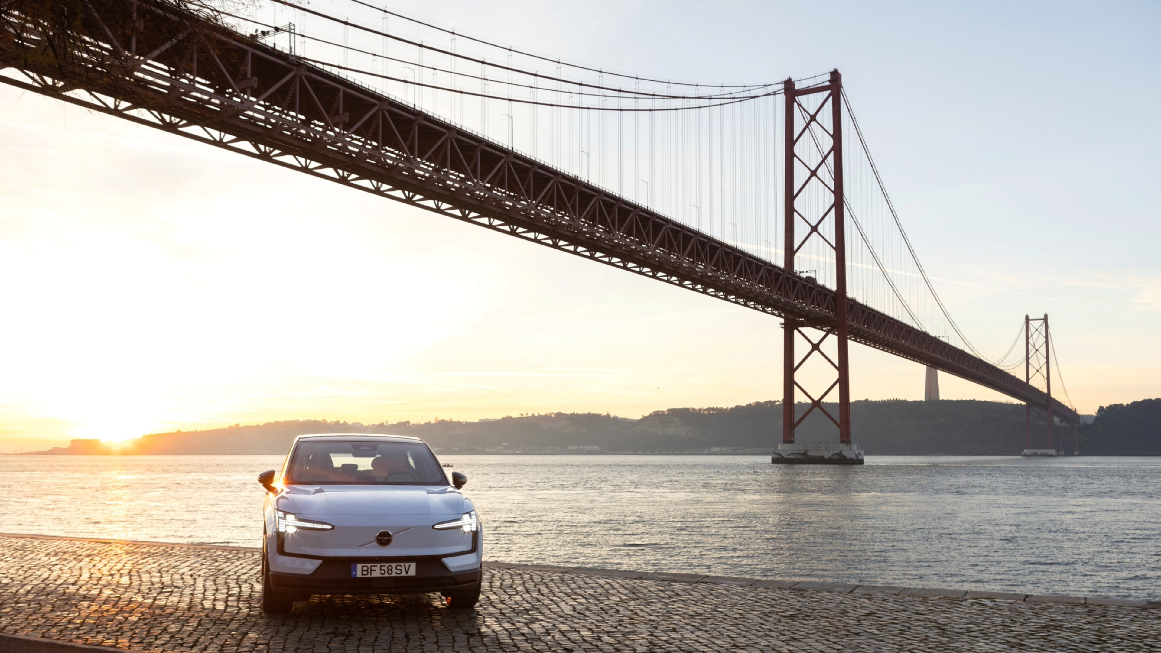 EX30 sob a Ponte 25 abril, no Por do Sol