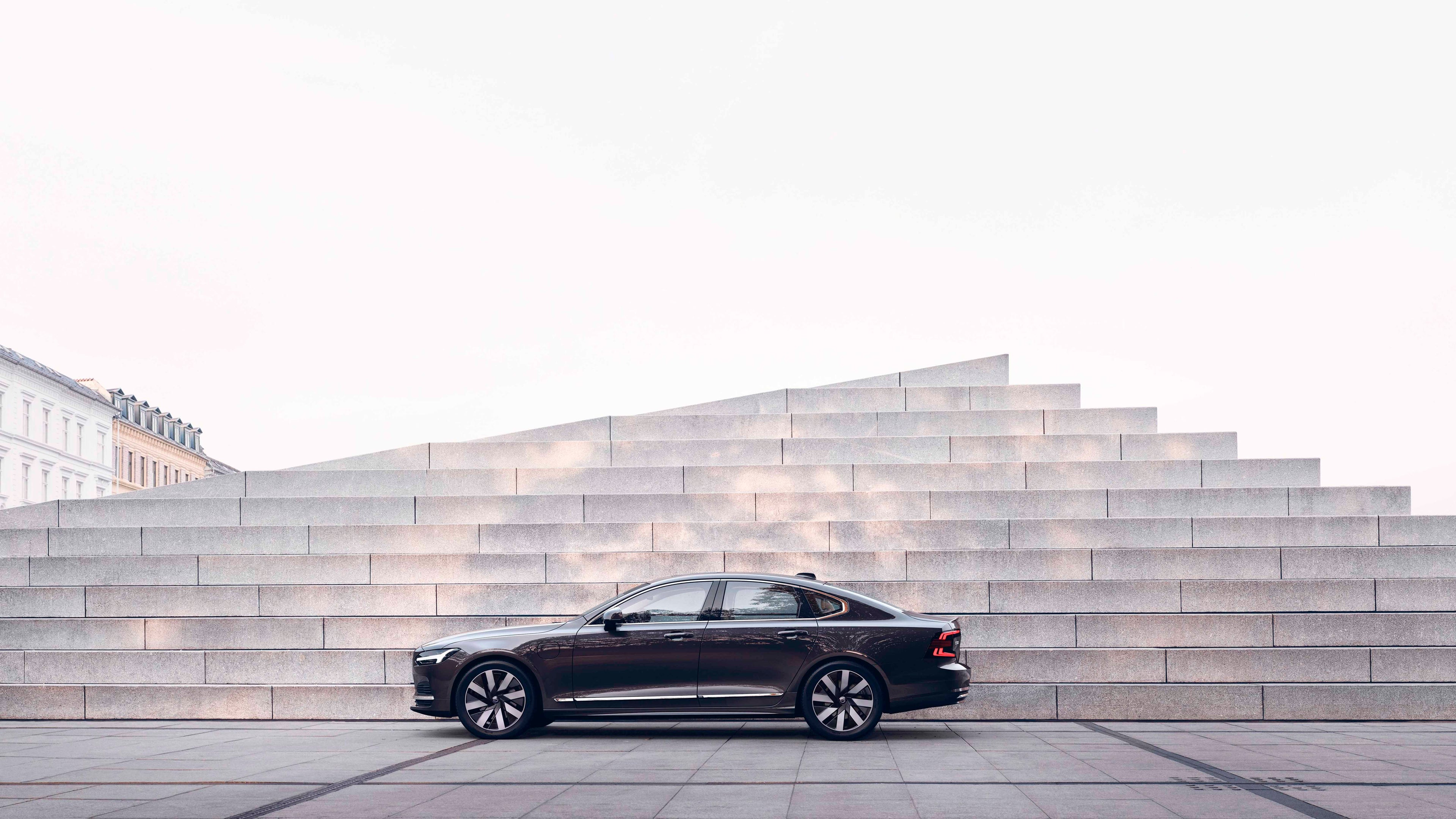 Volvo S90 vista lateral color oscuro