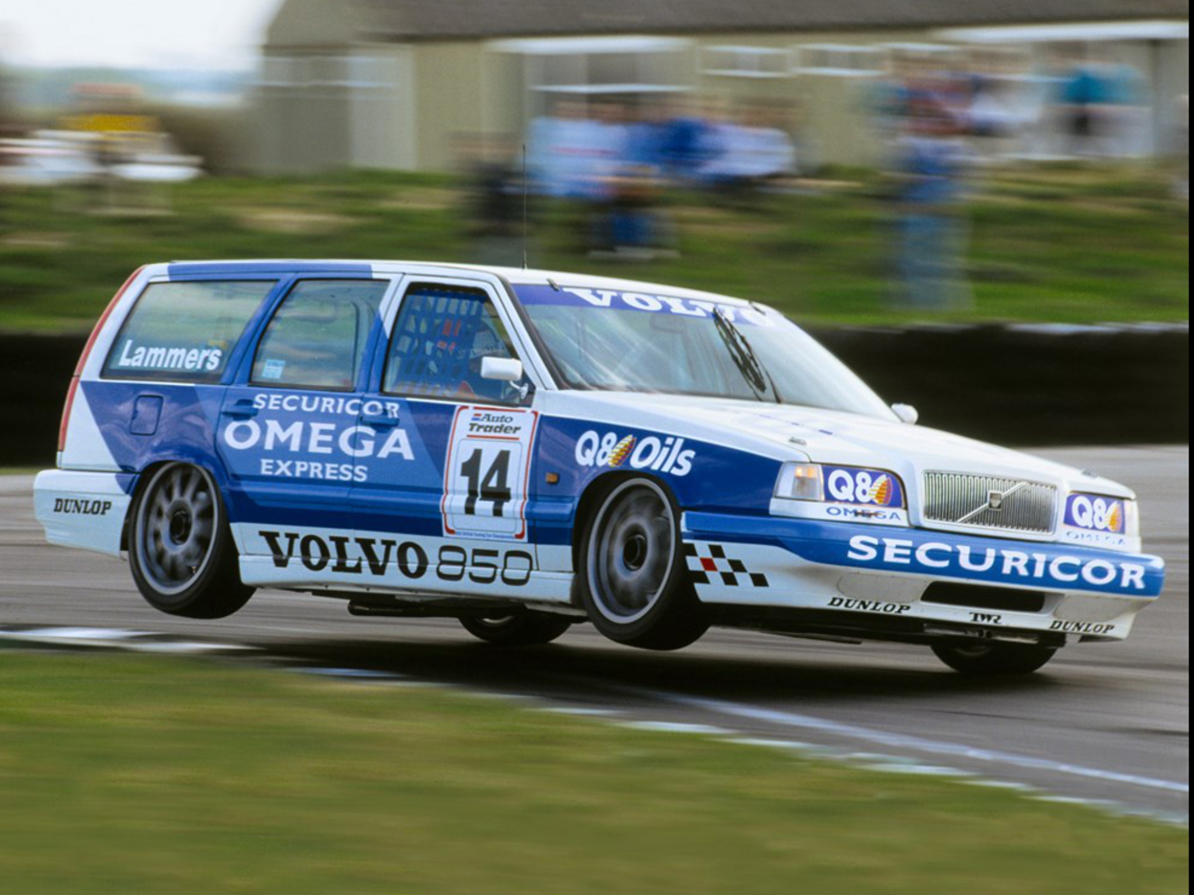 Volvo 850 T5-R fliegt in der Kurve über die Rennstrecke