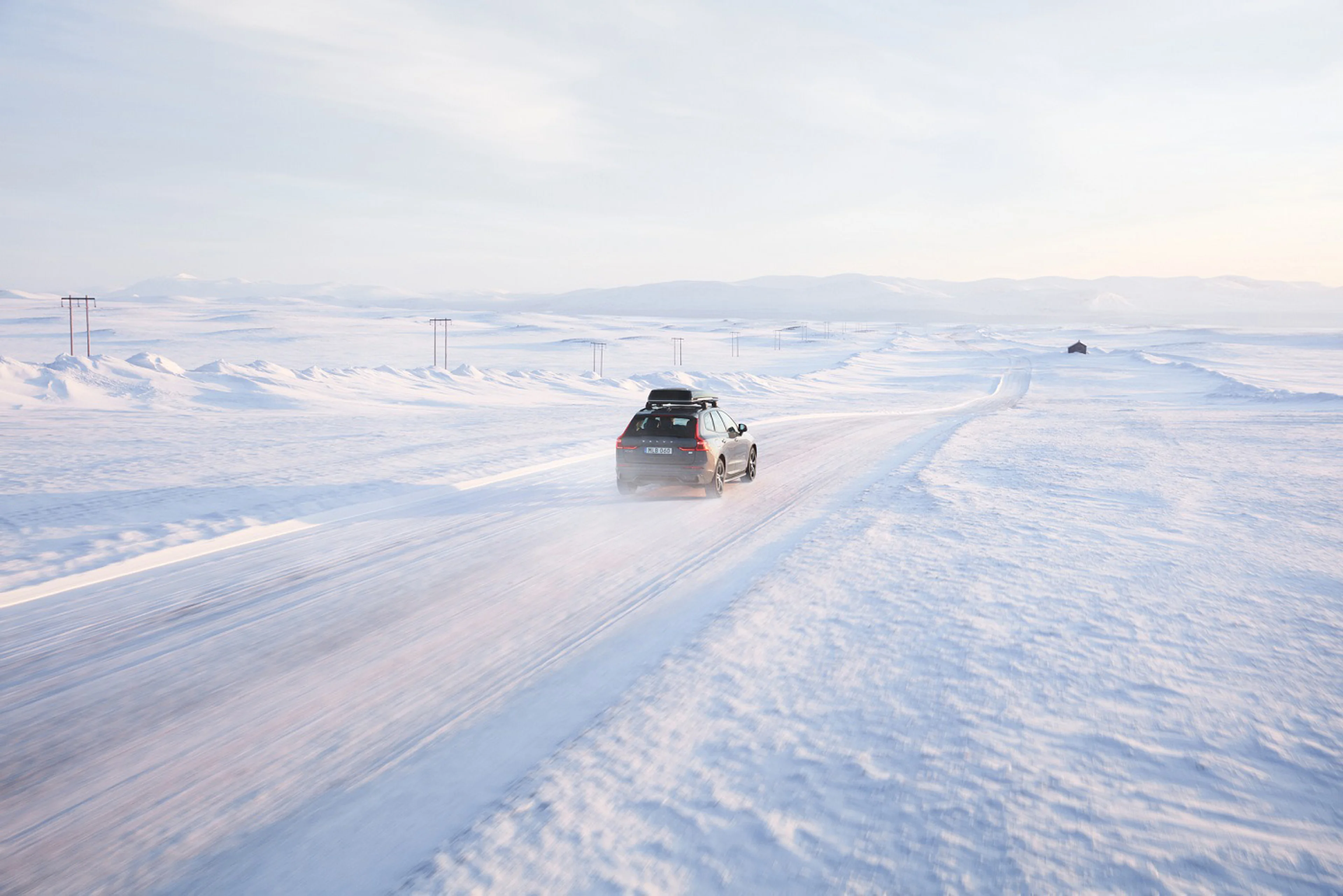 Volvo XC60 circulando por una carretera invernal nevada