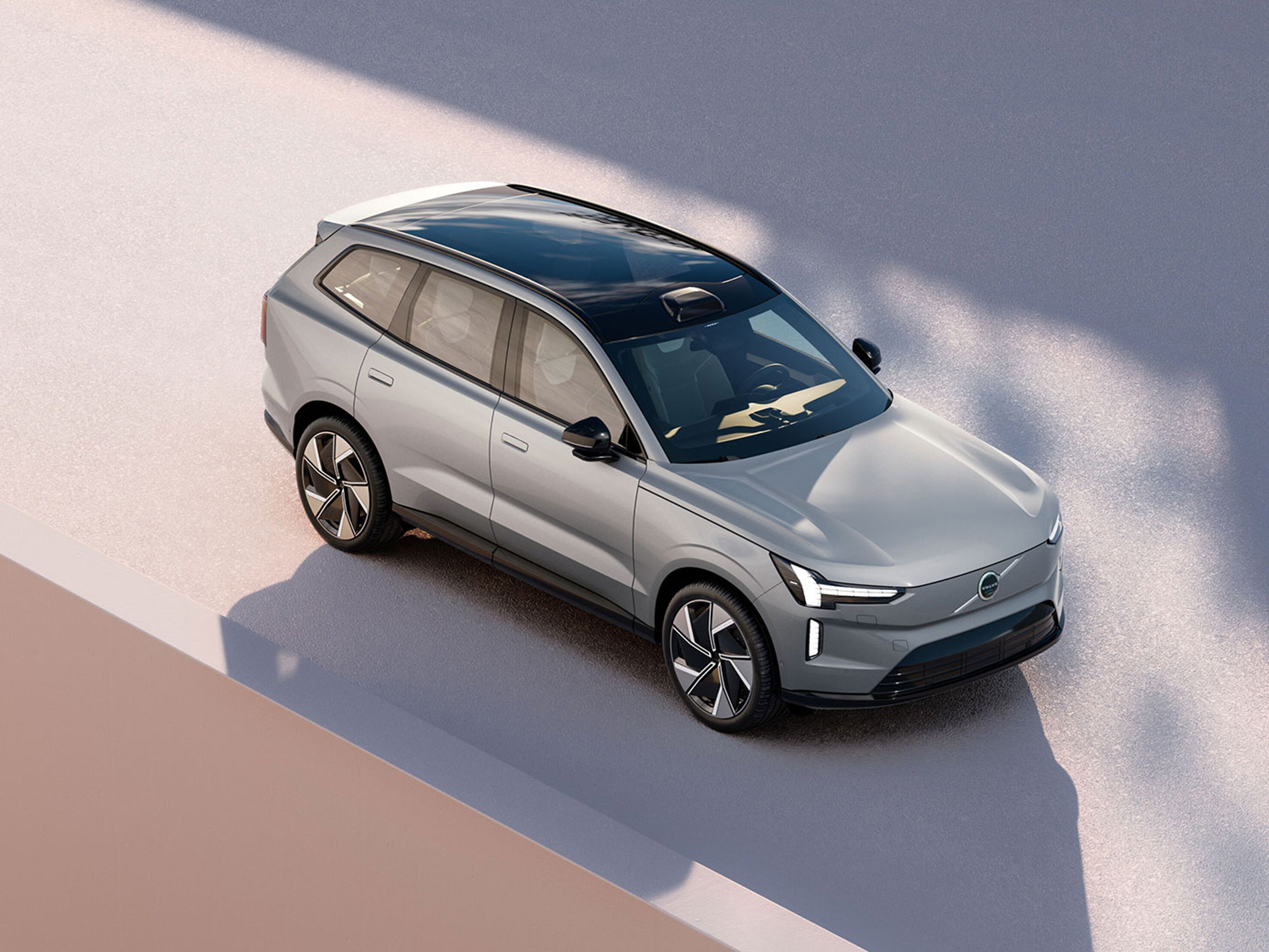 EX90 gris vu de ¾ avant dans un décor moderne