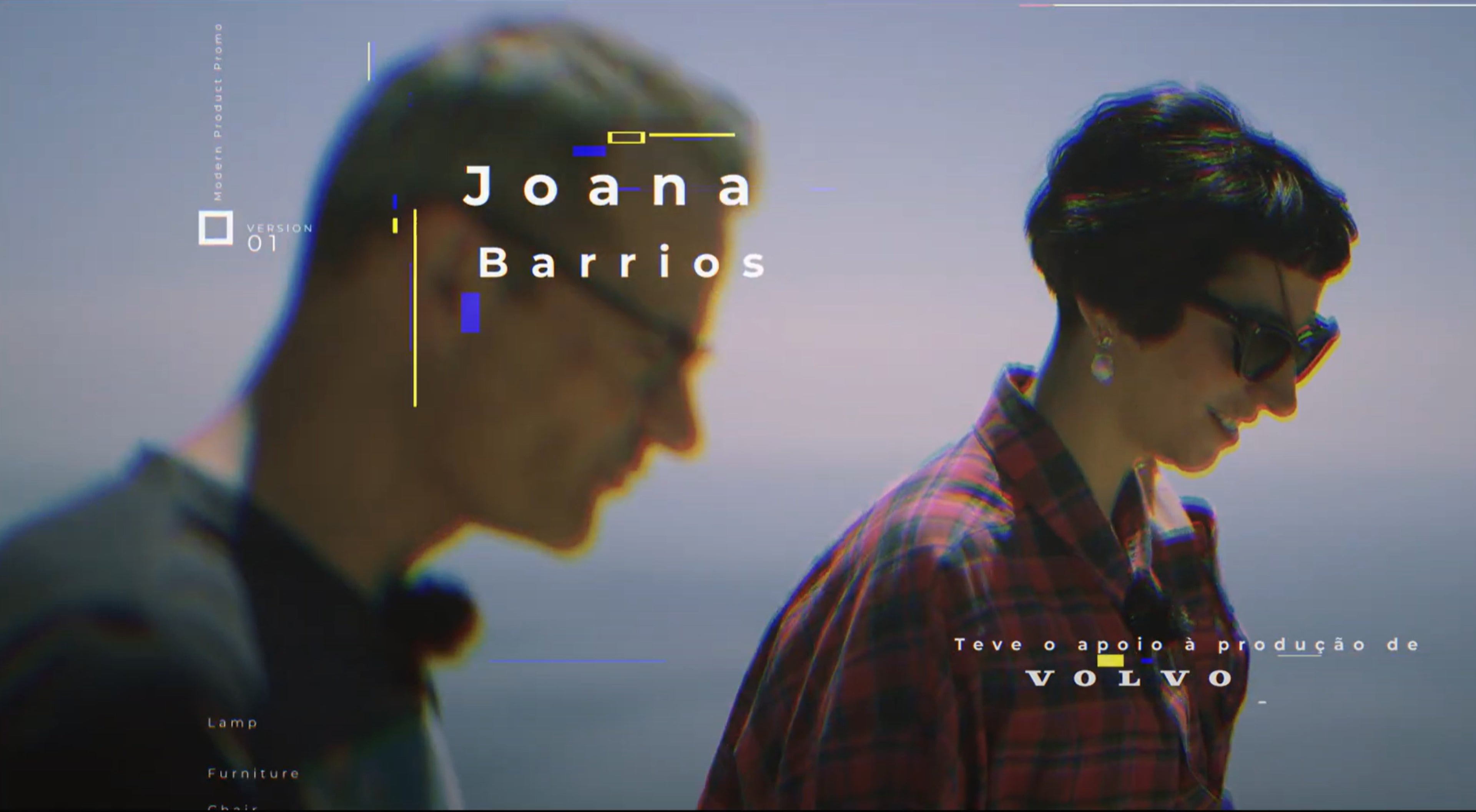 A imagem mostra duas pessoas conversando ao ar livre, com o mar ao fundo. À direita, uma mulher com cabelo curto escuro usa óculos de sol grandes, camisa de flanela vermelha e brincos compridos, olhando e sorrindo para o homem à esquerda, que está desfocado.