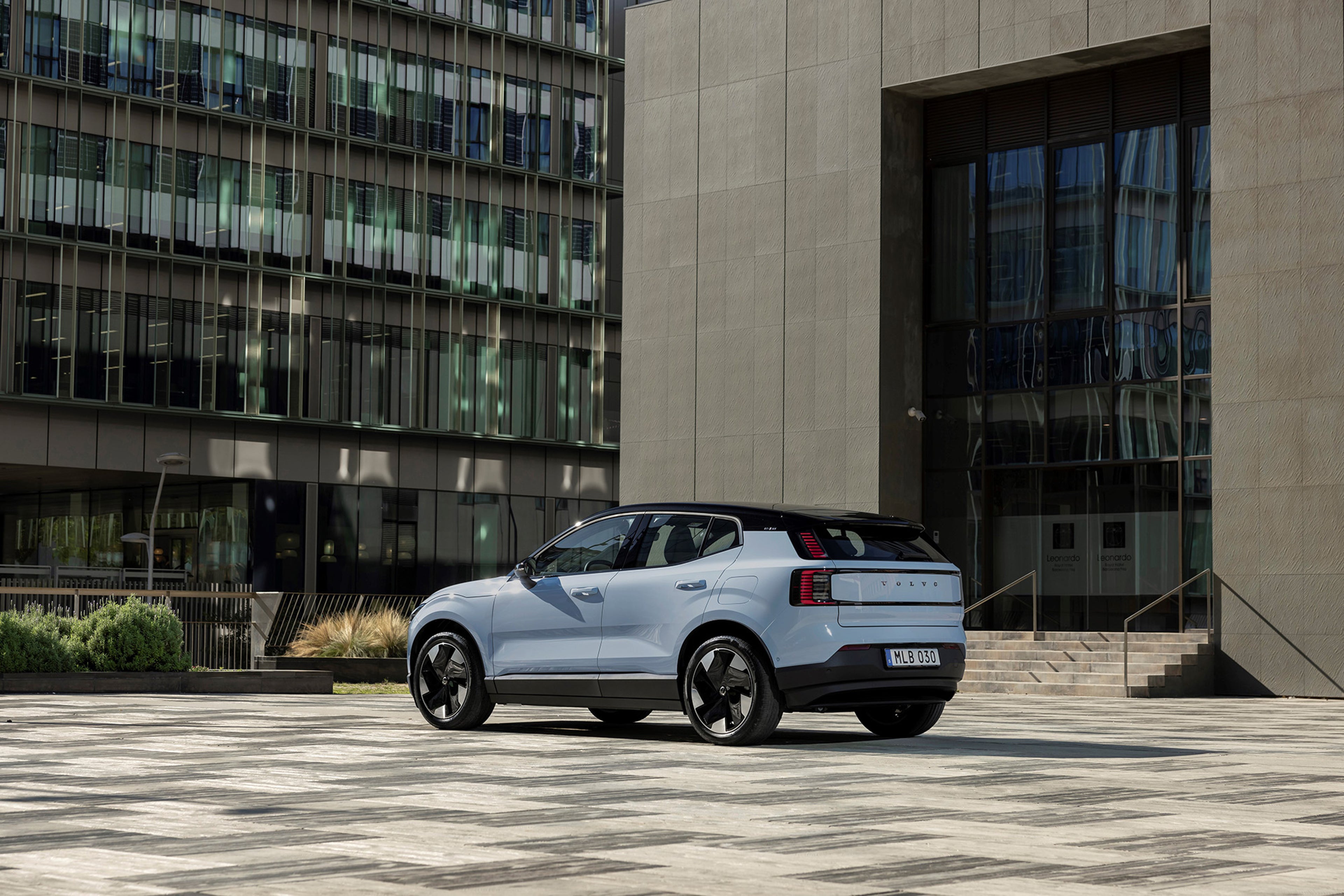V90 T8 Plug-in hybrid in Platinum Grey