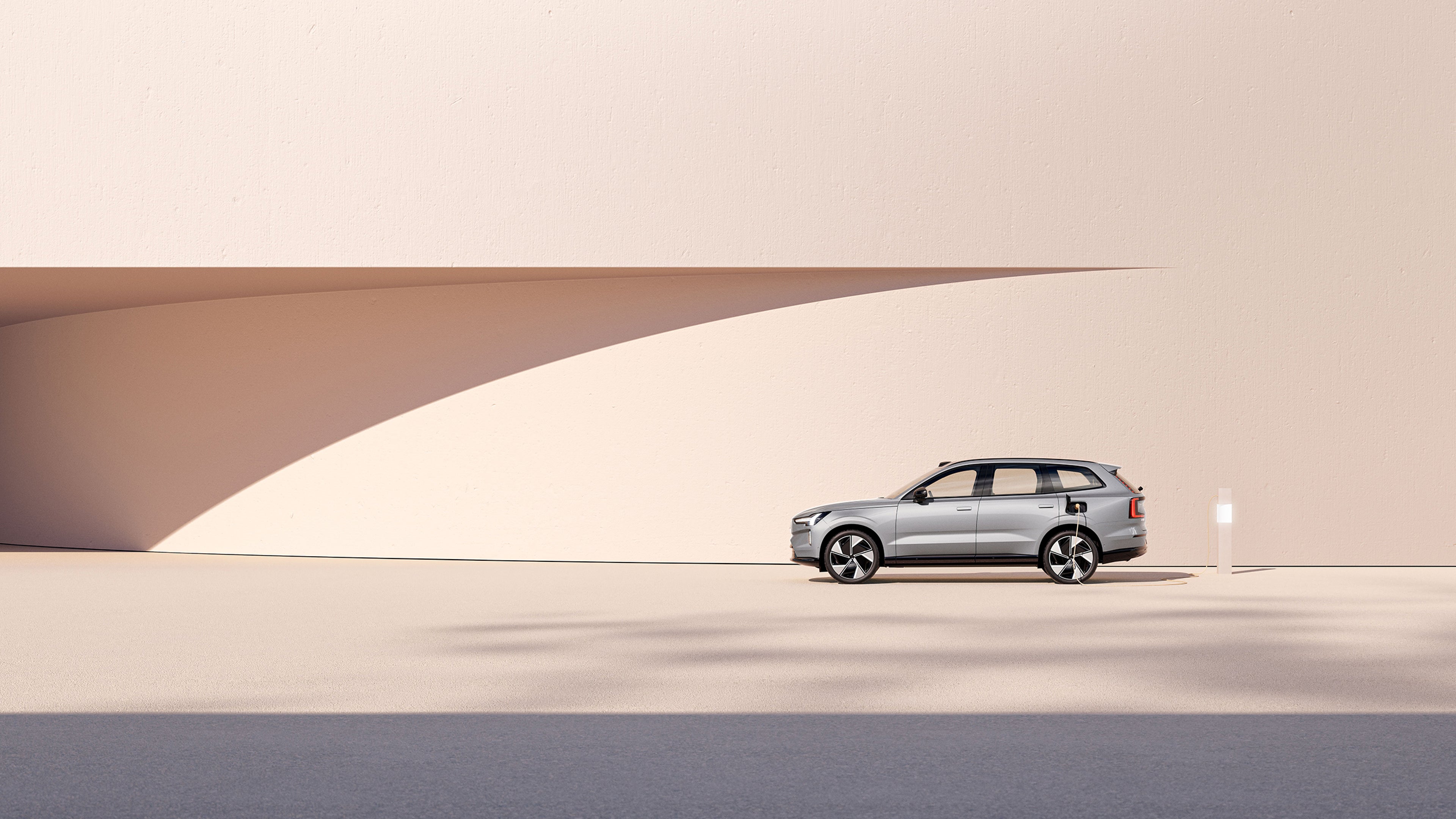 EX90 a carregar com parede cor pastel em background