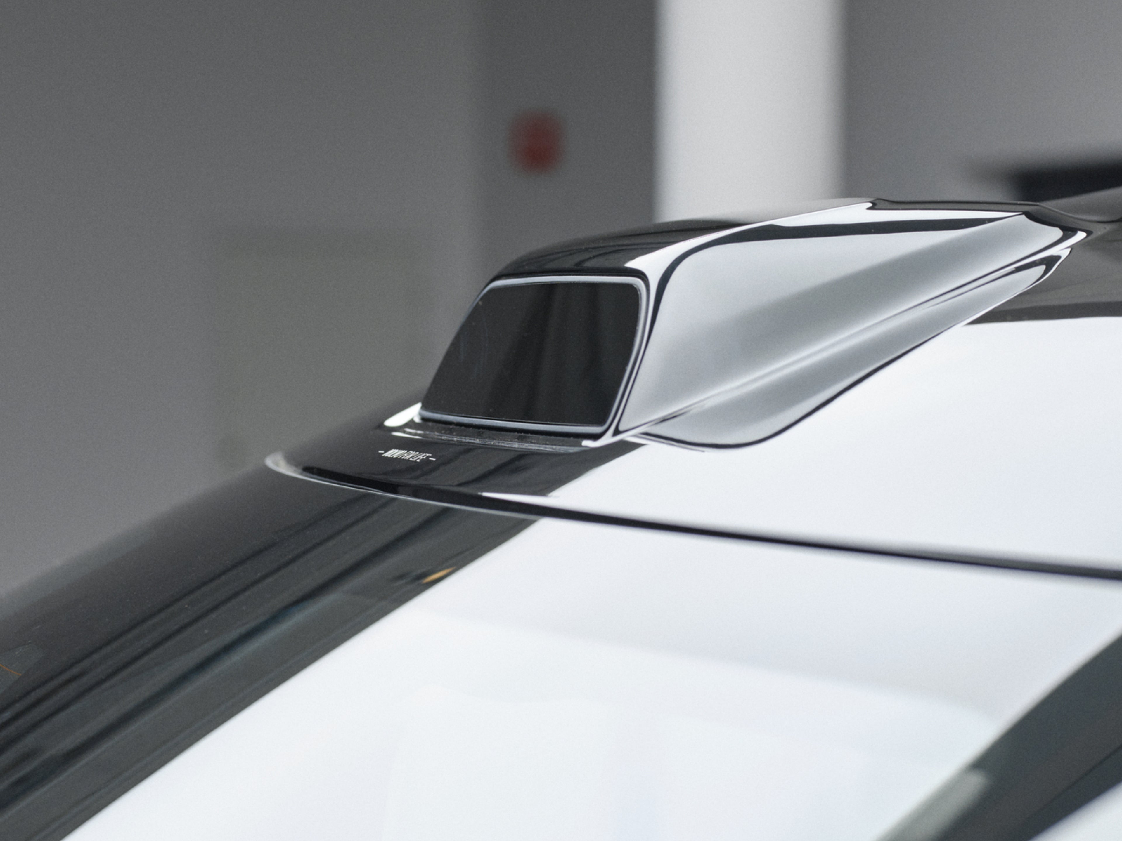 Sistema LiDAR integrato nella linea del tetto del nuovo Volvo EX90.