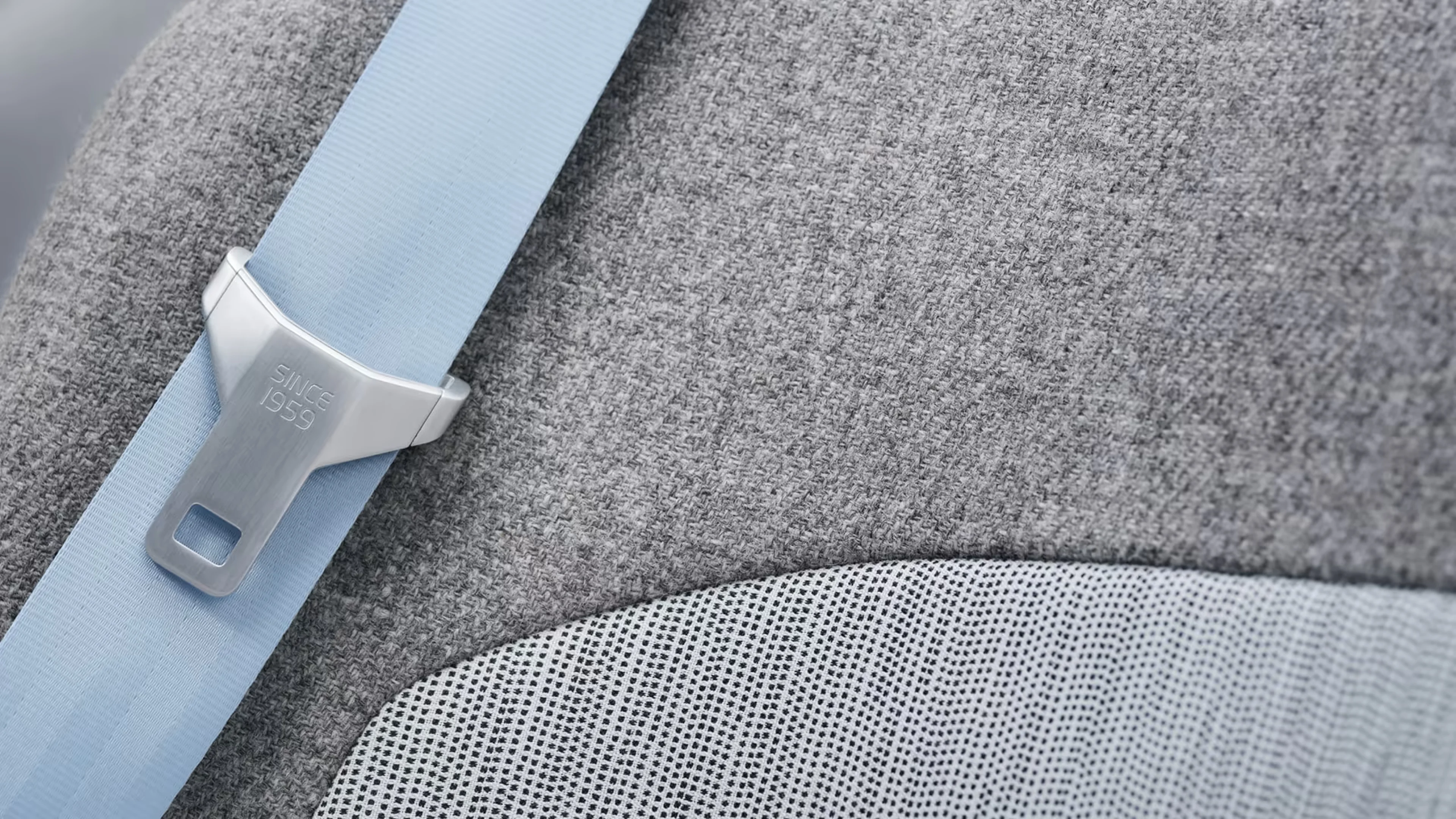 Plavi sigurnosni pojas s natpisom „SINCE 1959“ na kopči.