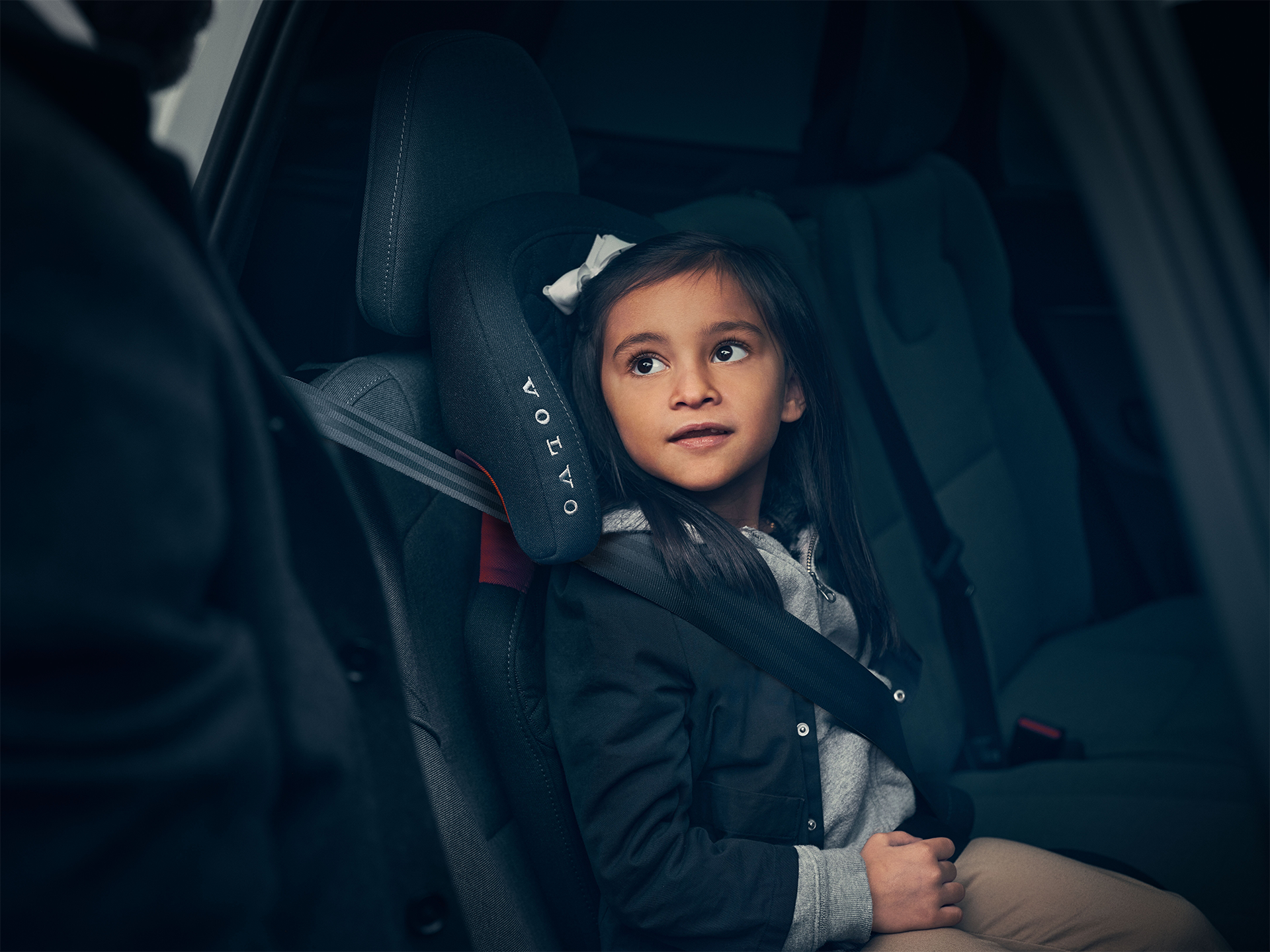 Imagem de uma criança sentada em uma cadeirinha segura dentro de um Volvo.