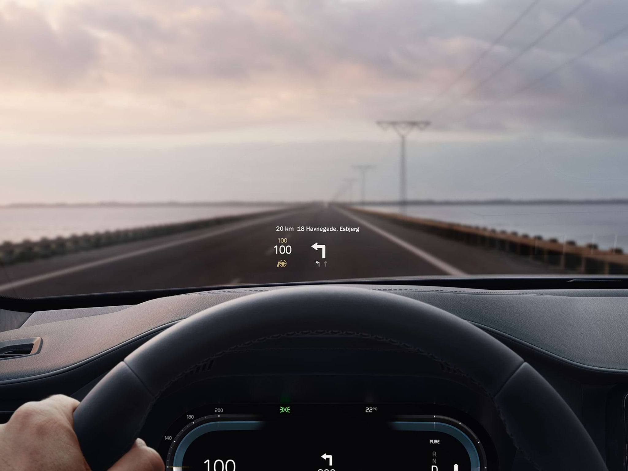 Vue du conducteur sur l'affichage tête haute apparaissant sur le pare-brise de sa Volvo.