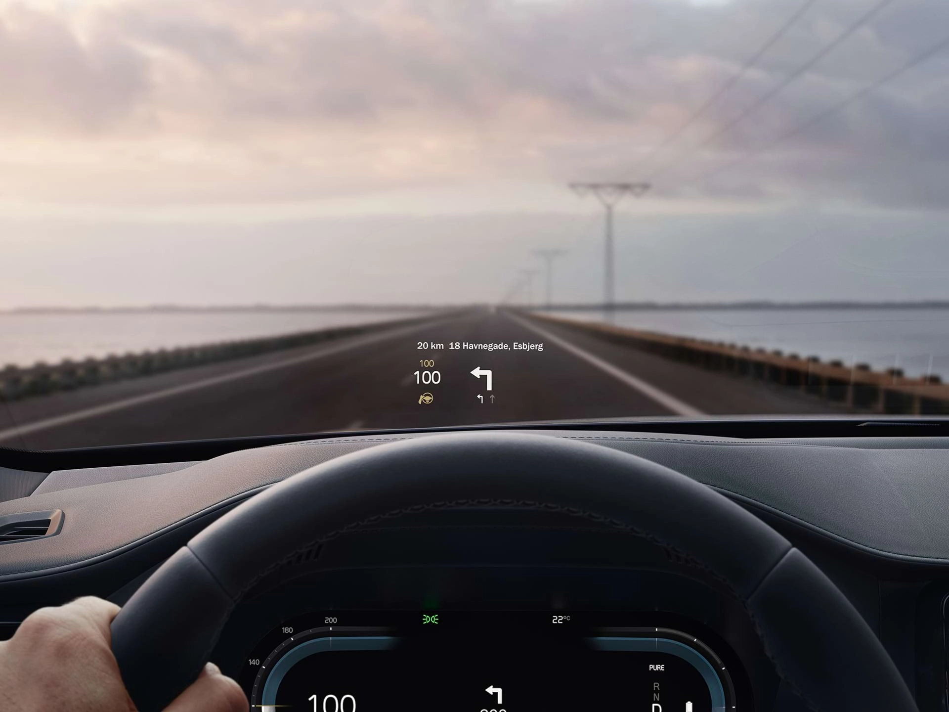 მძღოლის ადგილიდან პროექციული ეკრანის ხედი, რომელიც Volvo-ს ავტომობილის საქარე მინაზე აისახება.