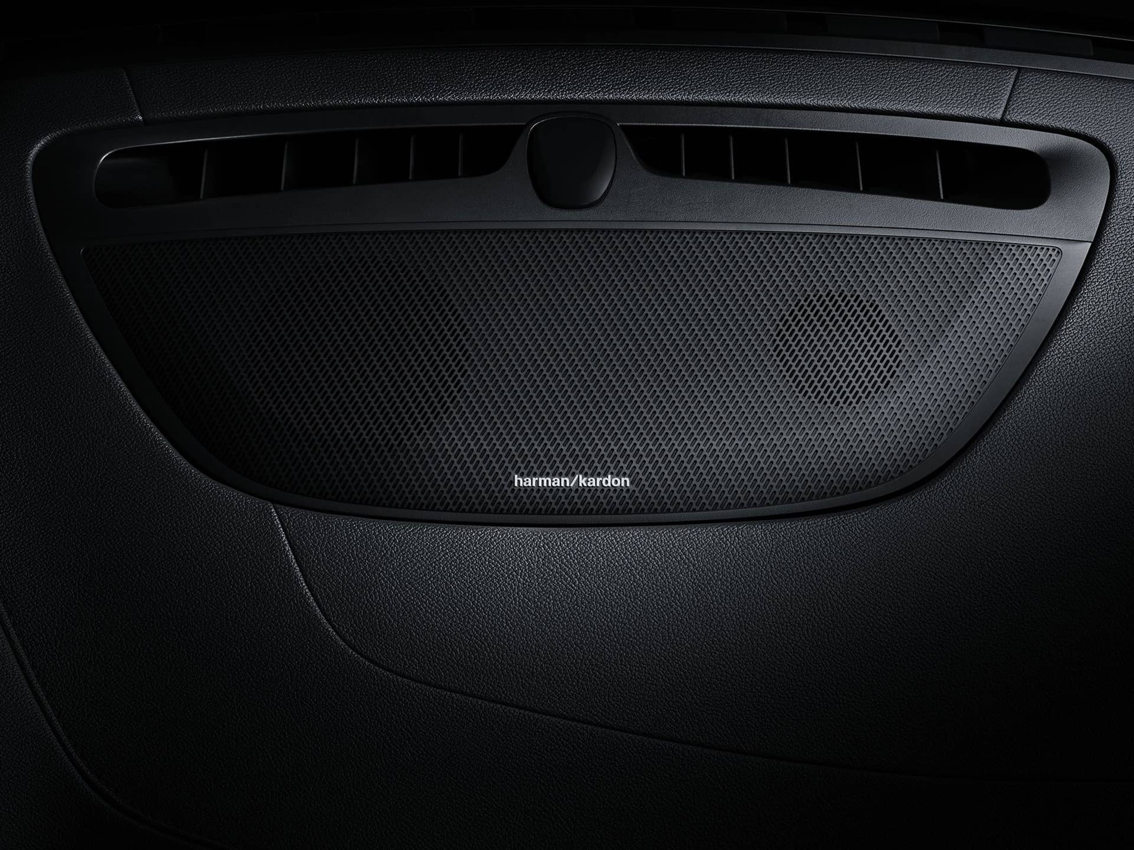 מבט מקרוב על רמקול של מערכת שמע Harman Kardon במכונית סדאן של וולוו