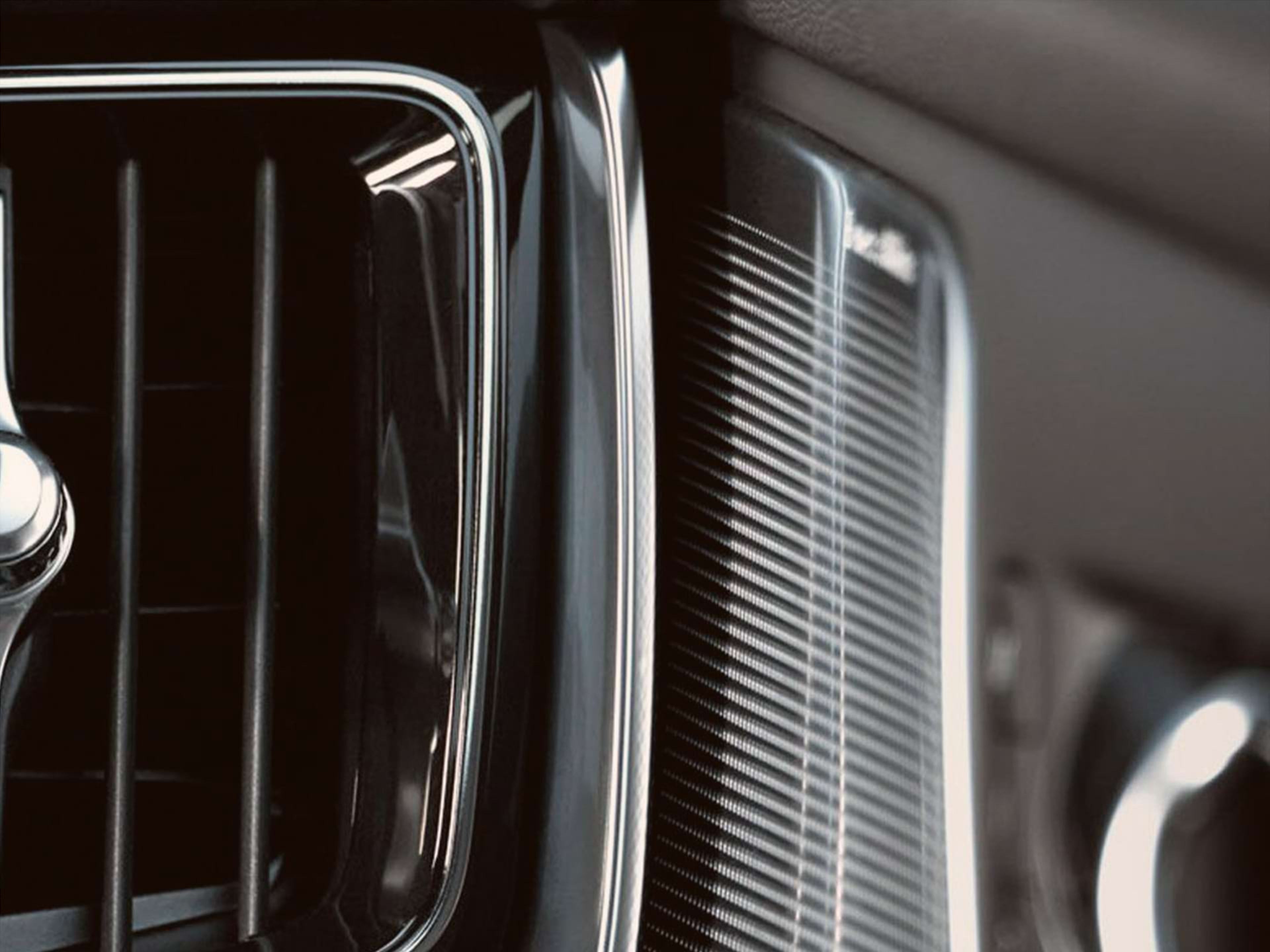 Volvo 세단의 통풍구를 클로즈업한 모습.
