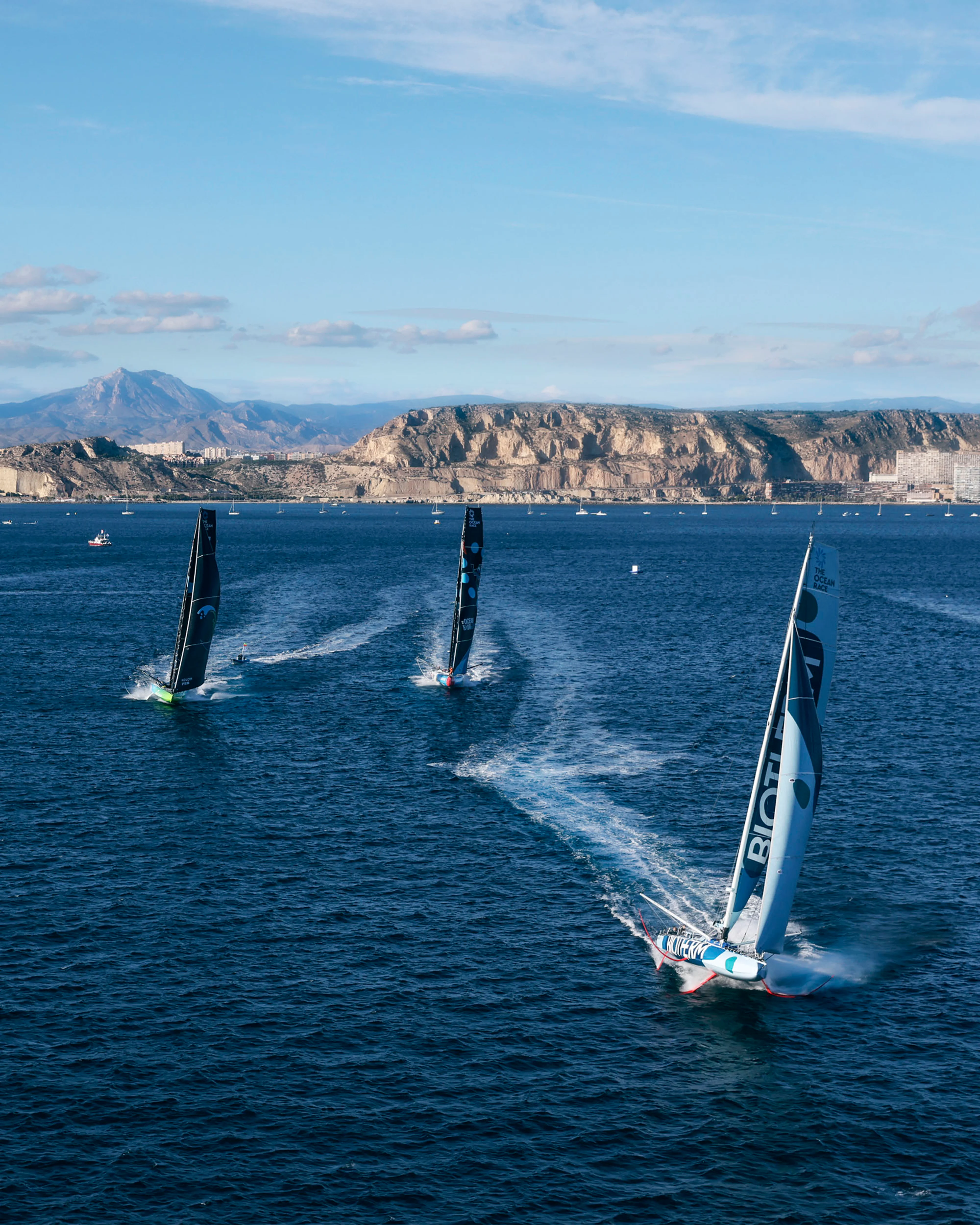 Foto de las embarcaciones de the Ocean Race al lado de la costa.
