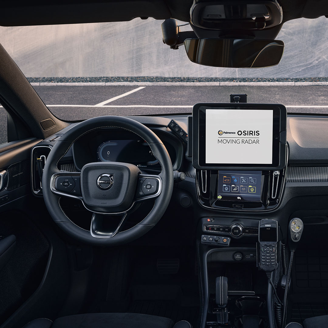 Manöverpanel integrerad i mittdisplayen på den helt elektriska polisbilen XC40.