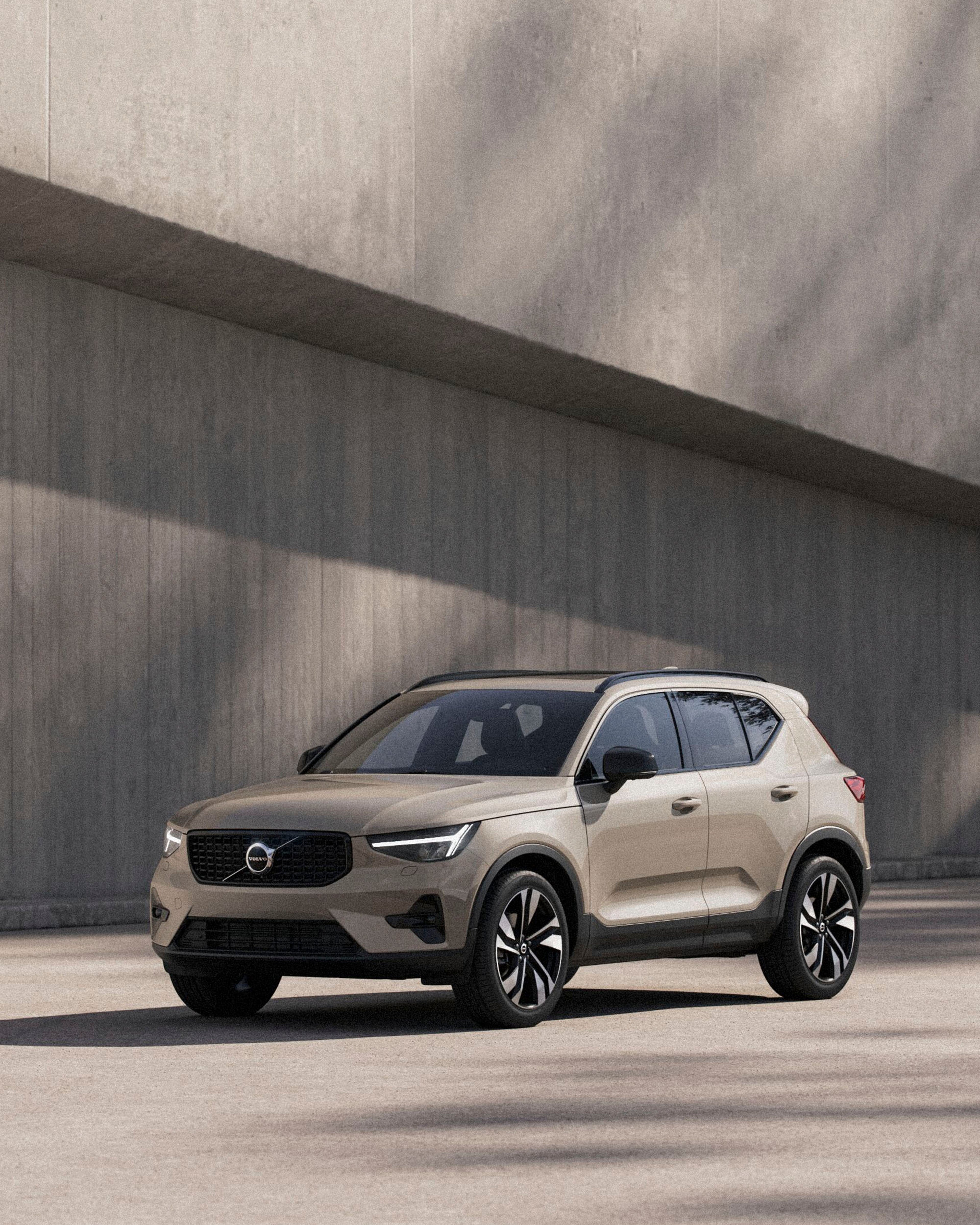 Volvo XC40 mild hybrid destacando sus líneas de diseño a la luz del día.
