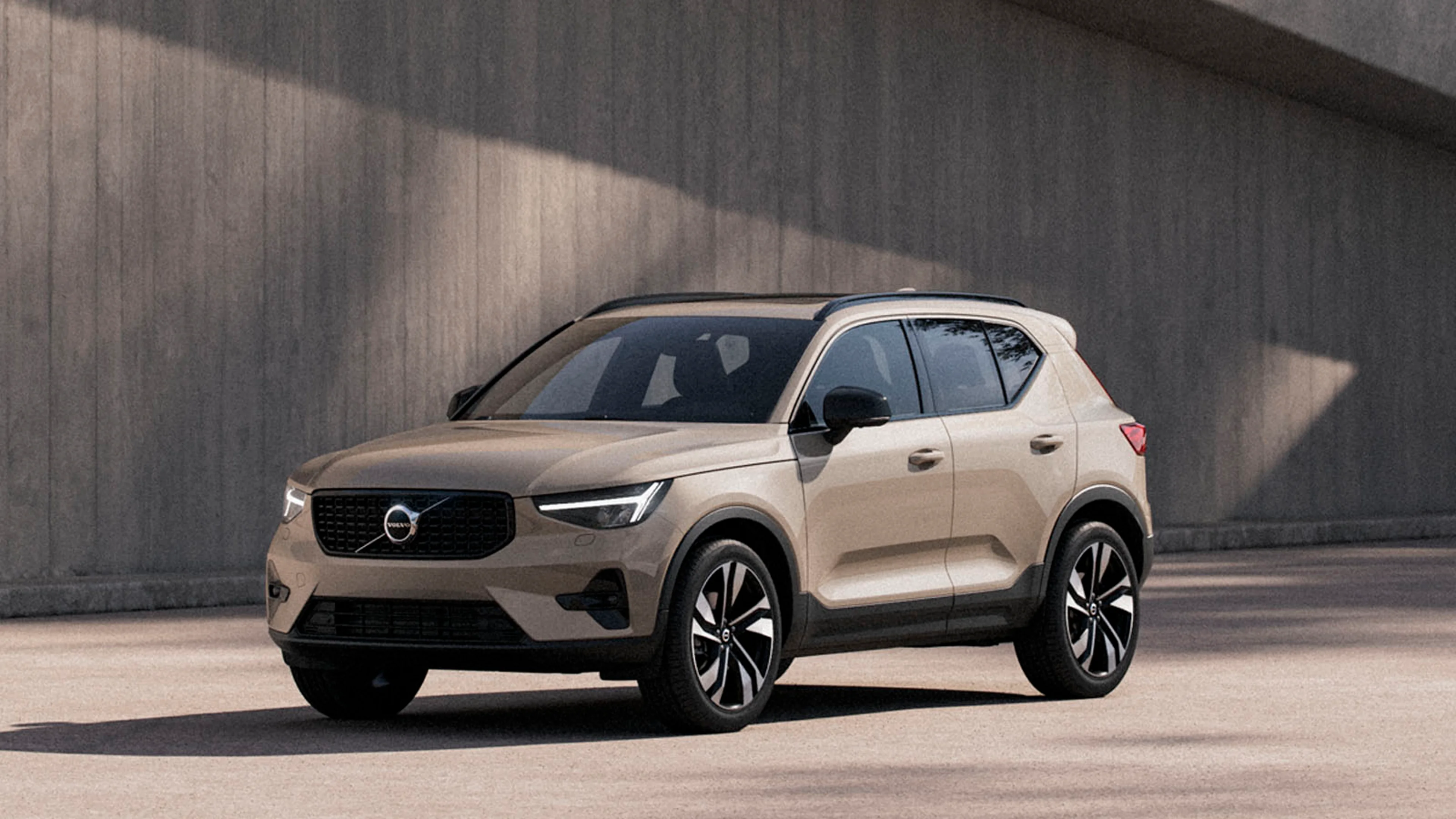 Imagen del Volvo XC40 mild hybrid en color Sand Dust a la luz del día